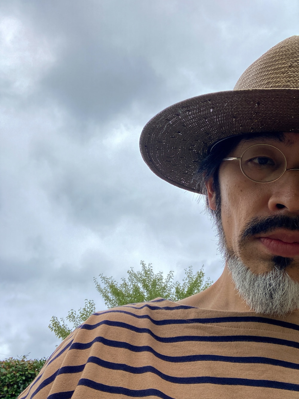 「麦わら帽子、ストローハット、brixton、ブラウン、茶色、ボートネック、バスクシャツ、ボーダー、ベージュ、UNIQLO、ユニクロ、ジーンズ、デニム、デニムパンツ、UNIQLO U」｜「BRIXTONのアイテム（ハット、ブラウン系）」を使った、【Khaki's】A田さん（メンズ・163cm）の夏コーディネートの2枚目の写真