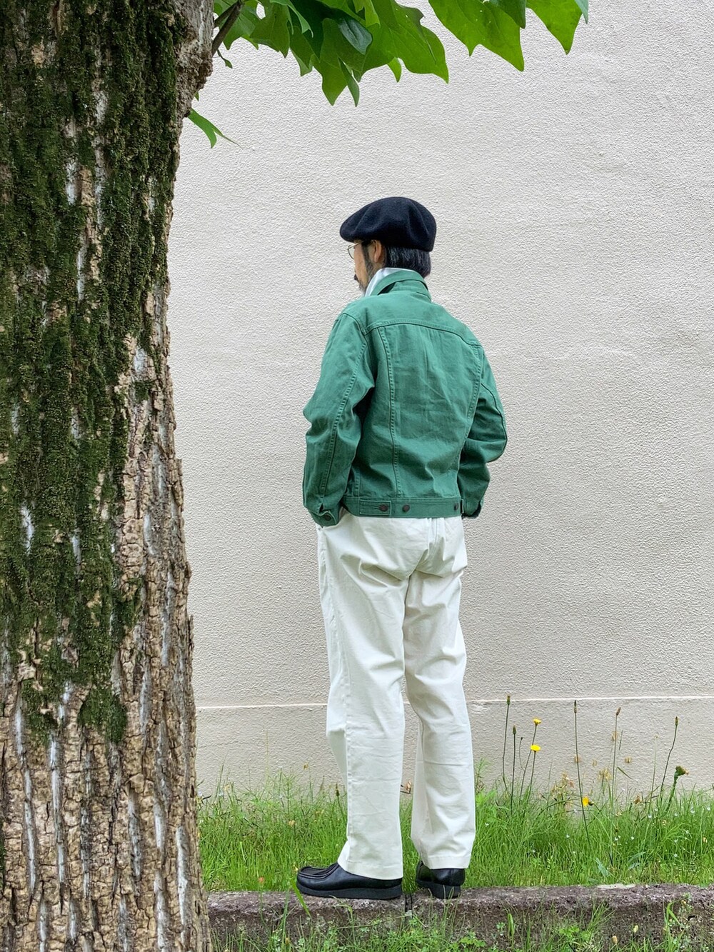 「ベレー帽、丸眼鏡、眼鏡、タートルネック、チノパン、ユニクロ、ユニクロコーデ、UNIQLO、UNIQLO U、INESDELAFRESSANGE、グリーン、green、Zparts、clarks、無印良品」|「UNIQLOのアイテム(ハンチング/ベレー帽、ブラック系)」を使った、【Khaki's】A田さん(メンズ・163cm)の春コーディネートの2枚目の写真