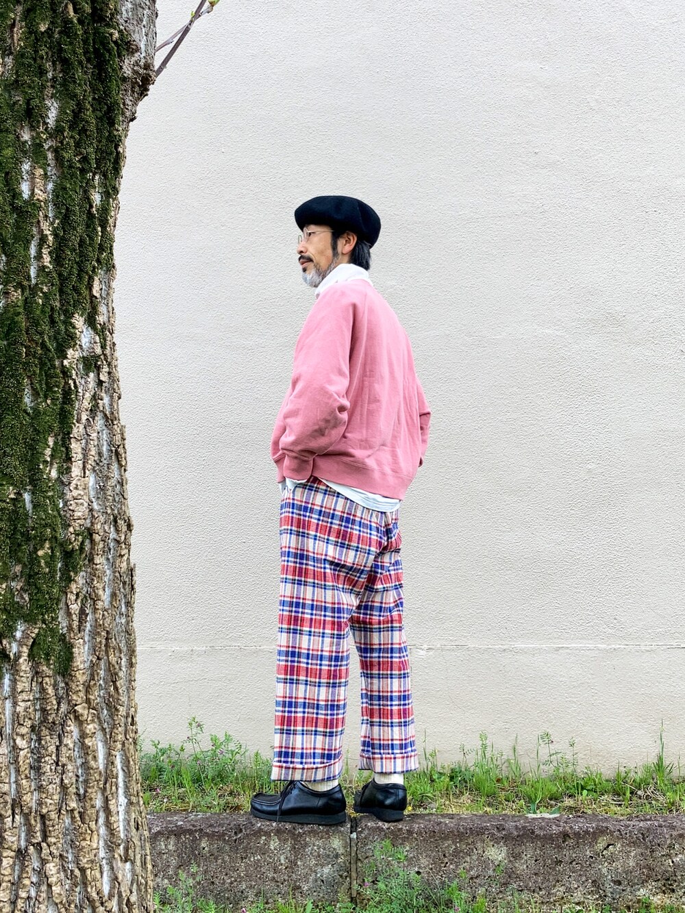 「チェック、チェックパンツ、チェック柄、ピンク、ピンクコーデ、ベレー帽、眼鏡、めがね、タートルネック、スウェット、ユニクロ、UNIQLO、UNIQLO U、uniqlo ines de la fressange、clarks」｜「UNIQLOのアイテム（ハンチング/ベレー帽、ブラック系）」を使った、【Khaki's】A田さん（メンズ・163cm）の春コーディネートの3枚目の写真