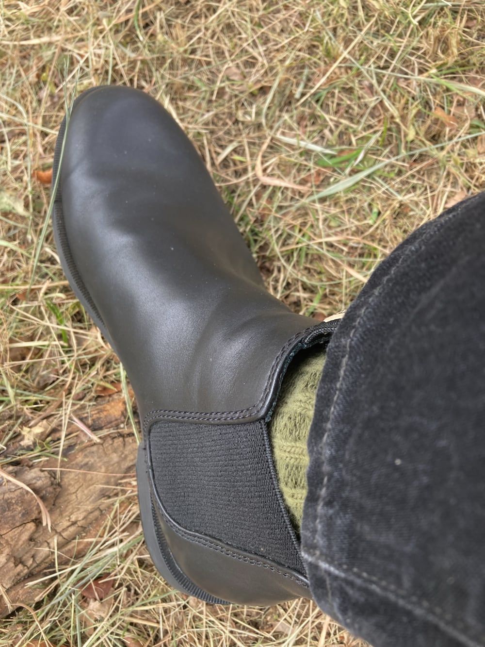 グリーン系のミリタリージャケット、ブラック系のTシャツ/カットソー、グレー系のデニムパンツを着用したメンズの冬コーディネートの3枚目の写真