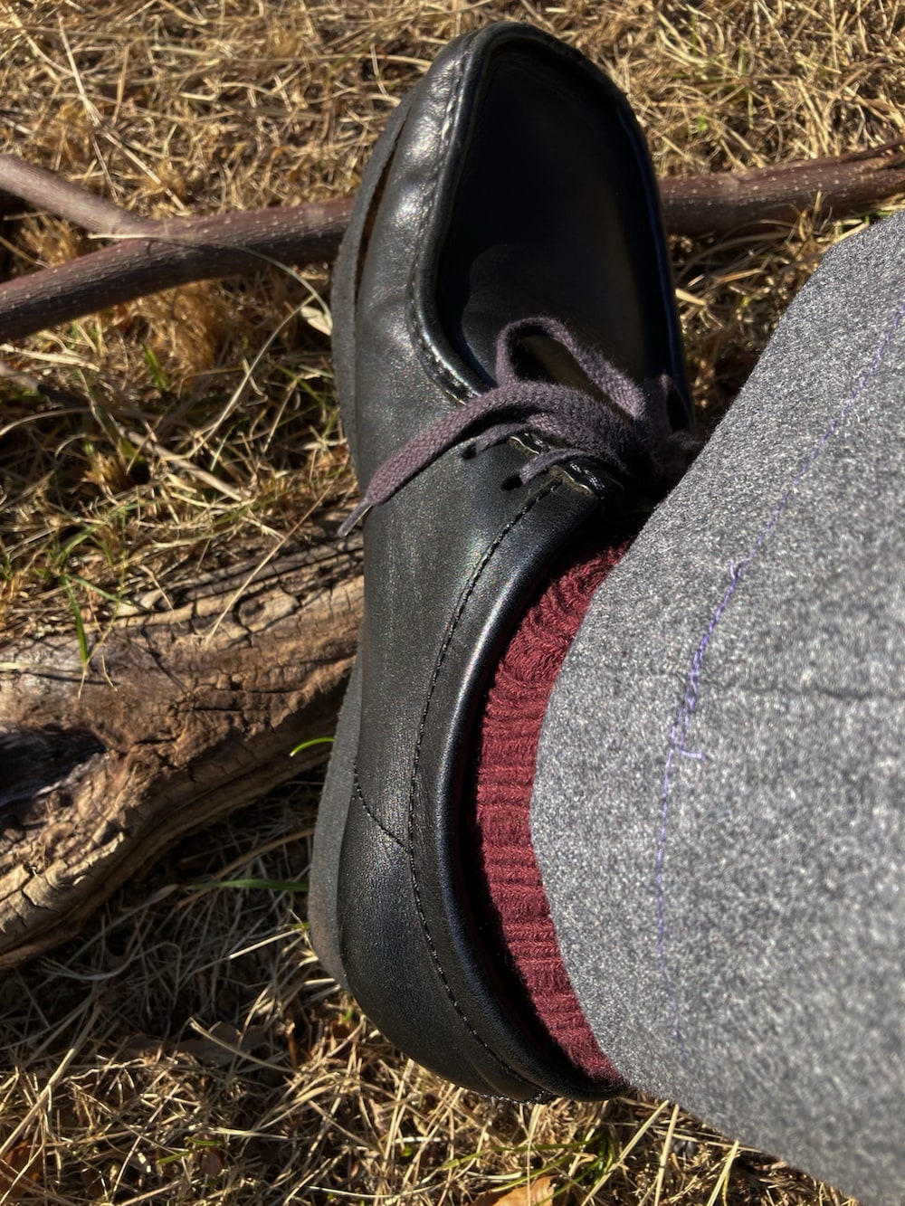 ホワイト系のTシャツ/カットソー、グレー系のニット/セーター、グレー系のステンカラーコートを着用したメンズの冬コーディネートの3枚目の写真