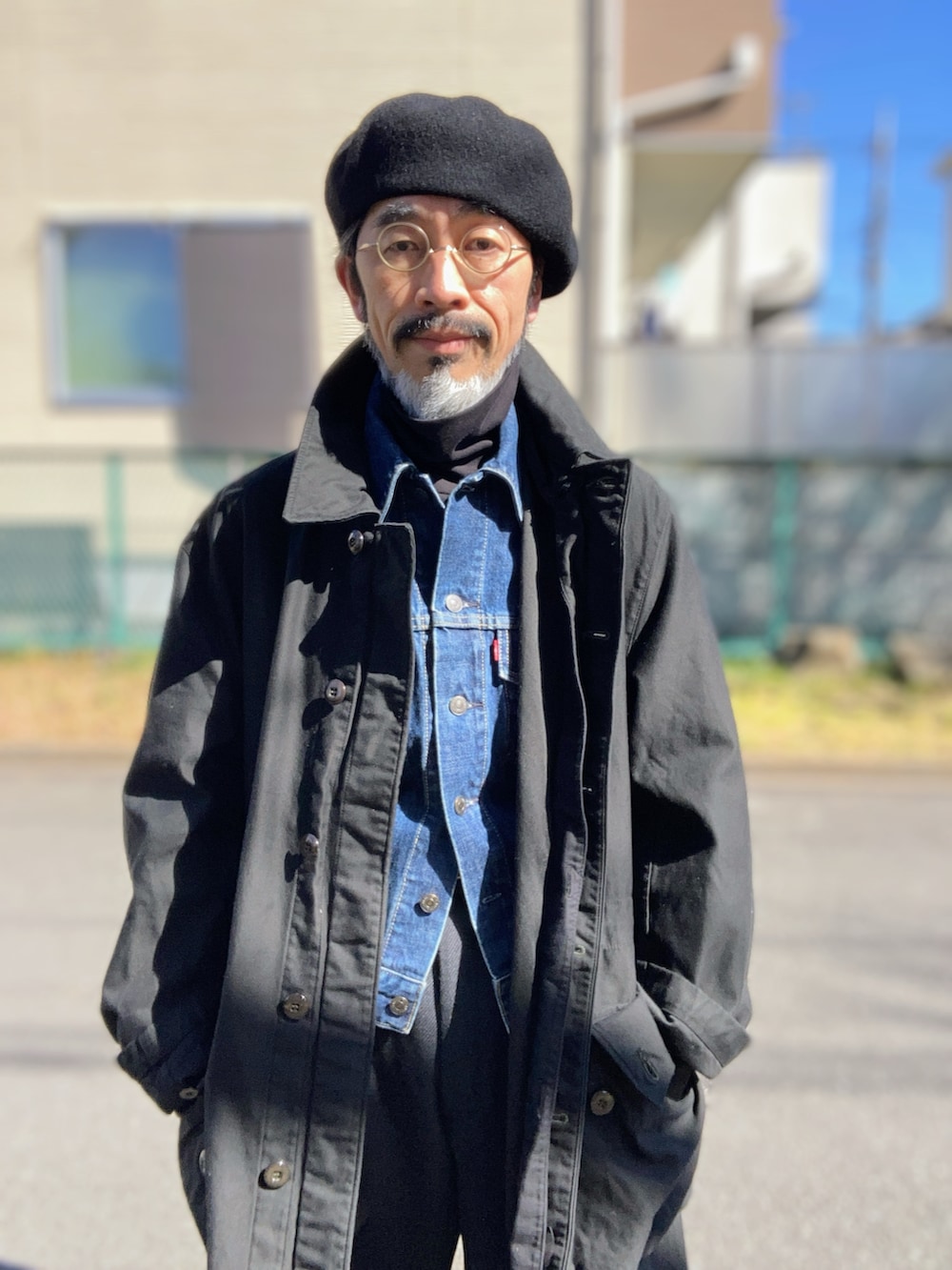「ベレー帽、uniqlo ines de la fressange、丸メガネ、Zparts、コート、ミリタリー、スウェーデン軍、M59、デニムジャケット、LEVIS VINTAGE CLOTHING、Levi's、タートルネック、UNIQLO U、サイドゴアブーツ、blundstone」｜「UNIQLOのアイテム（ハンチング/ベレー帽、ブラック系）」を使った、【Khaki's】A田さん（メンズ・163cm）の冬コーディネートの3枚目の写真
