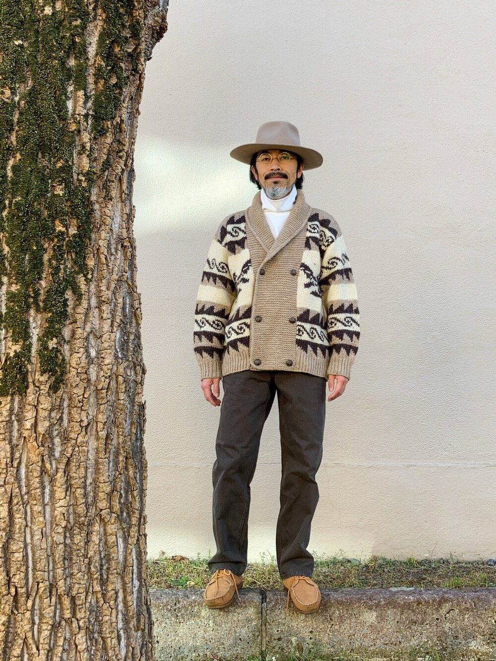 「ハット、brixton、丸メガネ、Zparts、カウチンセーター、カウチンニット、カウチン、recuerdo、タートルネック、UNIQLO U、デニム、ジーンズ、beams plus、モカシン、minnetonka」｜「BRIXTONのアイテム（ハット、ベージュ系）」を使った、【Khaki's】A田さん（メンズ・163cm）の冬コーディネートの2枚目の写真