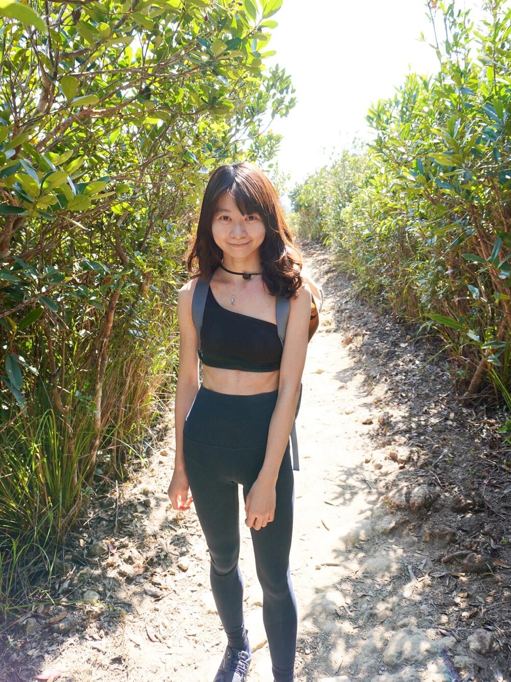 ブルー系のパンツ、ブルー系のバックパック/リュック、ベージュ系の帽子を着用したレディースの冬コーディネートの4枚目の写真