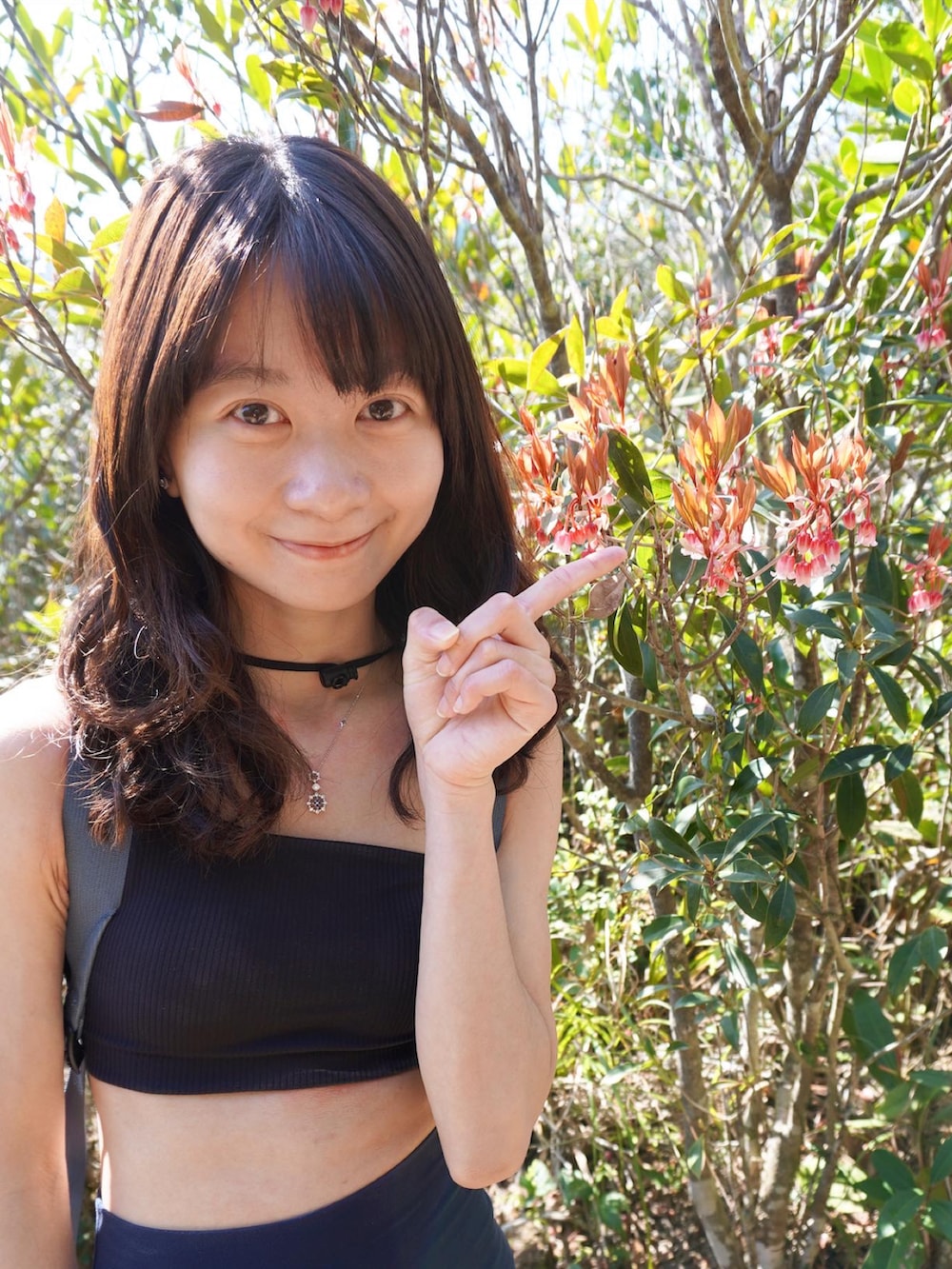 ブルー系のパンツ、ブルー系のバックパック/リュック、ベージュ系の帽子を着用したレディースの冬コーディネートの2枚目の写真