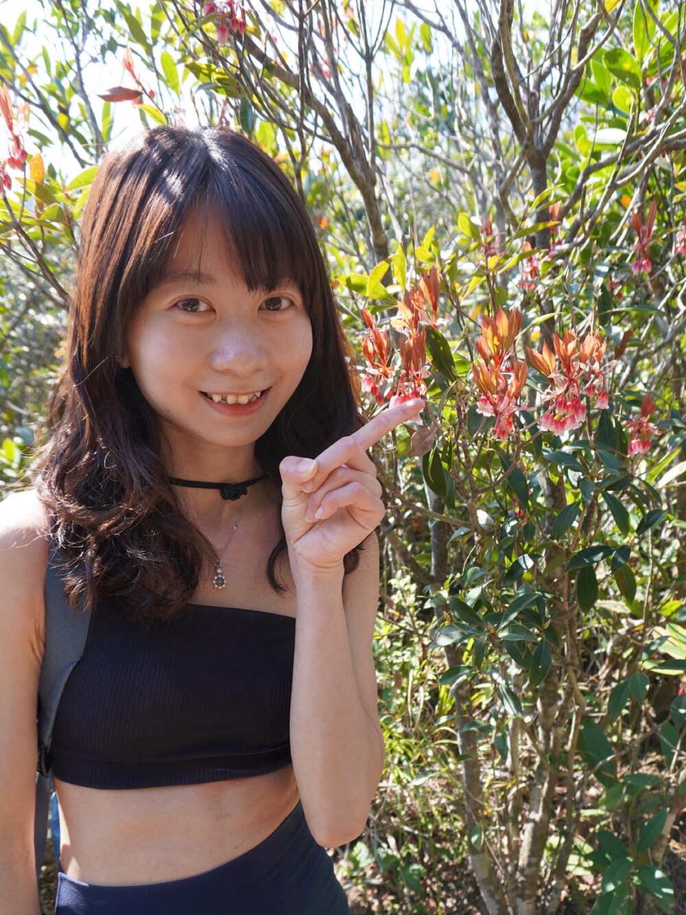 ブルー系のパンツ、ブルー系のバックパック/リュック、ベージュ系の帽子を着用したレディースの冬コーディネートの3枚目の写真