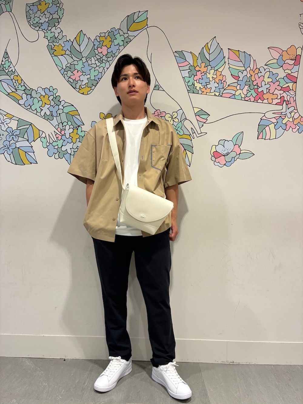 ベージュ系のシャツ/ブラウス、ホワイト系のTシャツ/カットソー、ブラック系のスラックスを着用したメンズの夏コーディネートの2枚目の写真