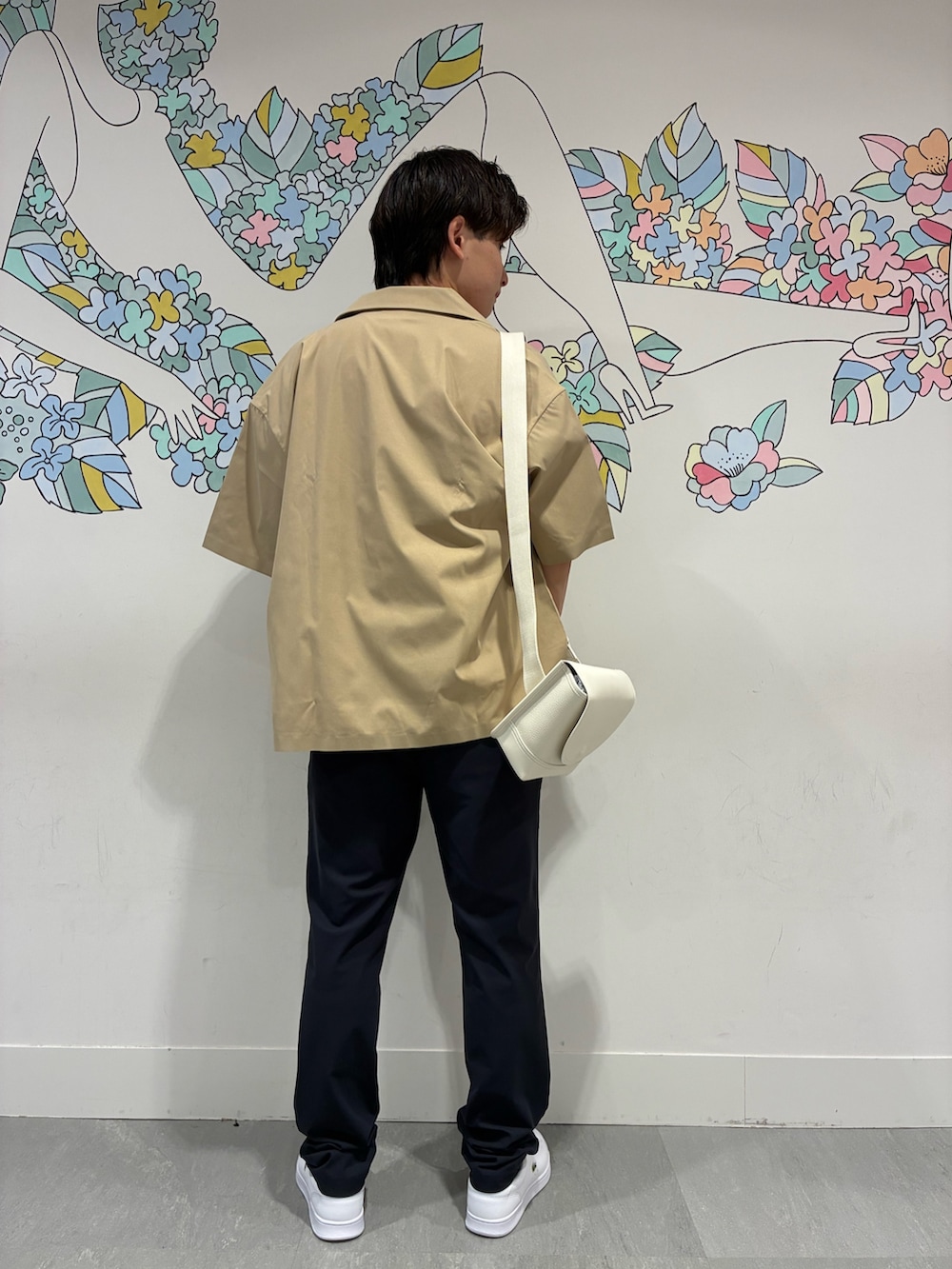 ベージュ系のシャツ/ブラウス、ホワイト系のTシャツ/カットソー、ブラック系のスラックスを着用したメンズの夏コーディネートの3枚目の写真