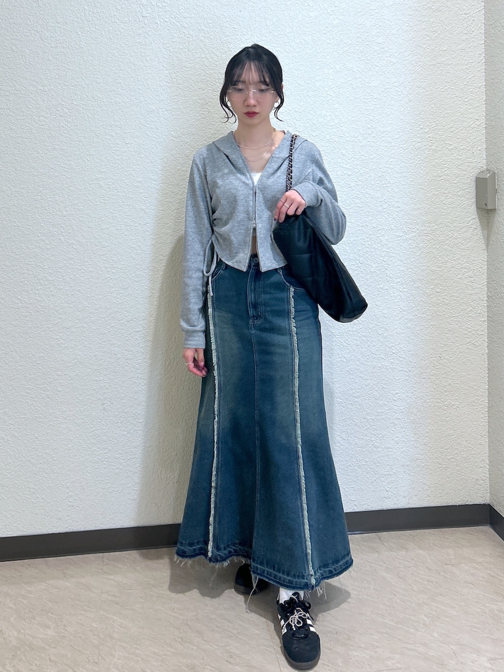 「モノトーン、休日スタイル、スニーカー、マーメイドスカート、トートバッグ、メガネ女子、ロングスカート、オトナカジュアル、おでかけコーデ、シンプルカジュアル、初夏コーデ、骨格ナチュラル、ブルベ夏、リムレスメガネ、パーカー」｜「FREE'S MARTの◆パネルフリンジマーメイドデニムスカート（スカート、ブルー系）」を使った、こころさん（レディース・163cm）の春コーディネートの4枚目の写真
