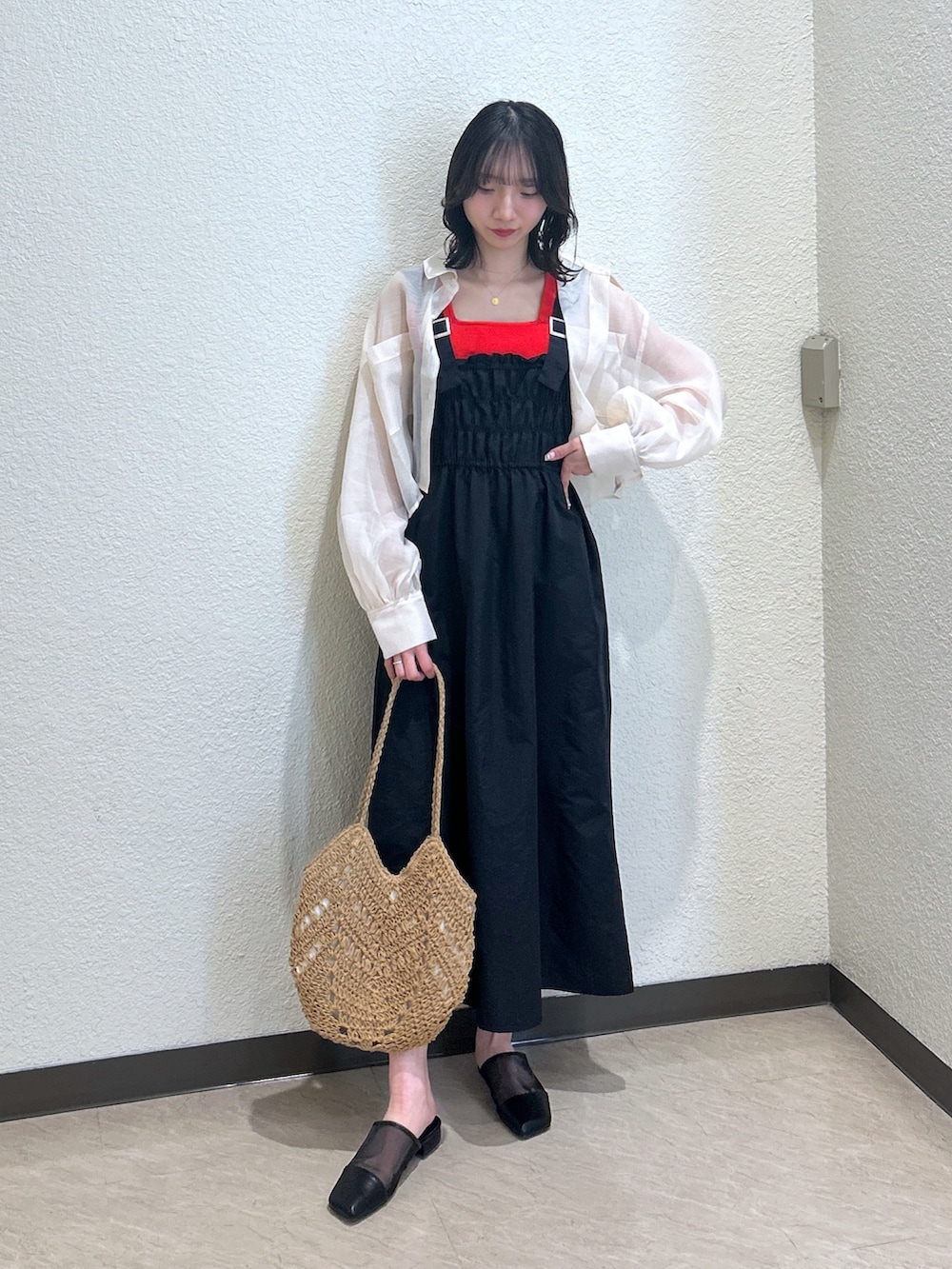 「最近のいい感じコーデ、大人カジュアル、初夏コーデ、大人かわいい、今日のコーデ、夏ファッション、オトナ女子、ワンピーススタイル、シャツ好き集まれ、春夏コーデ、骨格ナチュラル、ブルベ夏、レイヤードスタイル、ワンピース、ラフコーデ」｜「FREE'S MARTの〈洗える〉マシンウォッシャブル総針スクエアネックタンクニット（タンクトップ、レッド系）」を使った、こころさん（骨格ナチュラル・レディース・163cm）の春コーディネートの3枚目の写真