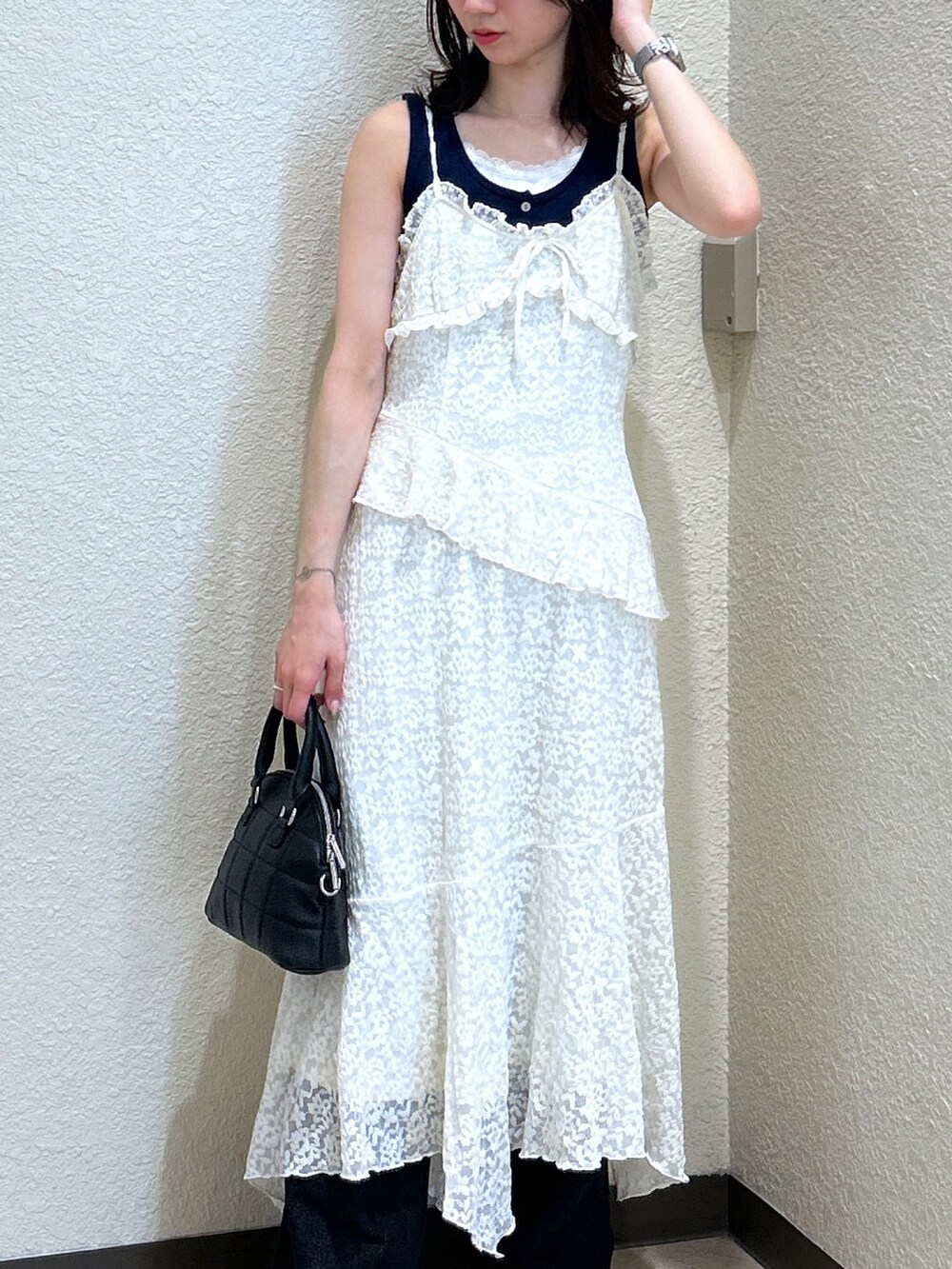 ブルー系のTシャツ/カットソー、ホワイト系のワンピース、ブラック系のデニムパンツを着用したレディースの夏コーディネートの4枚目の写真