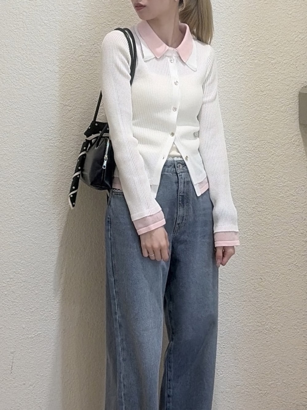 ホワイト系のニット/セーター、ブルー系のその他パンツ、ブラック系のパンプスを着用したレディースの冬コーディネートの4枚目の写真