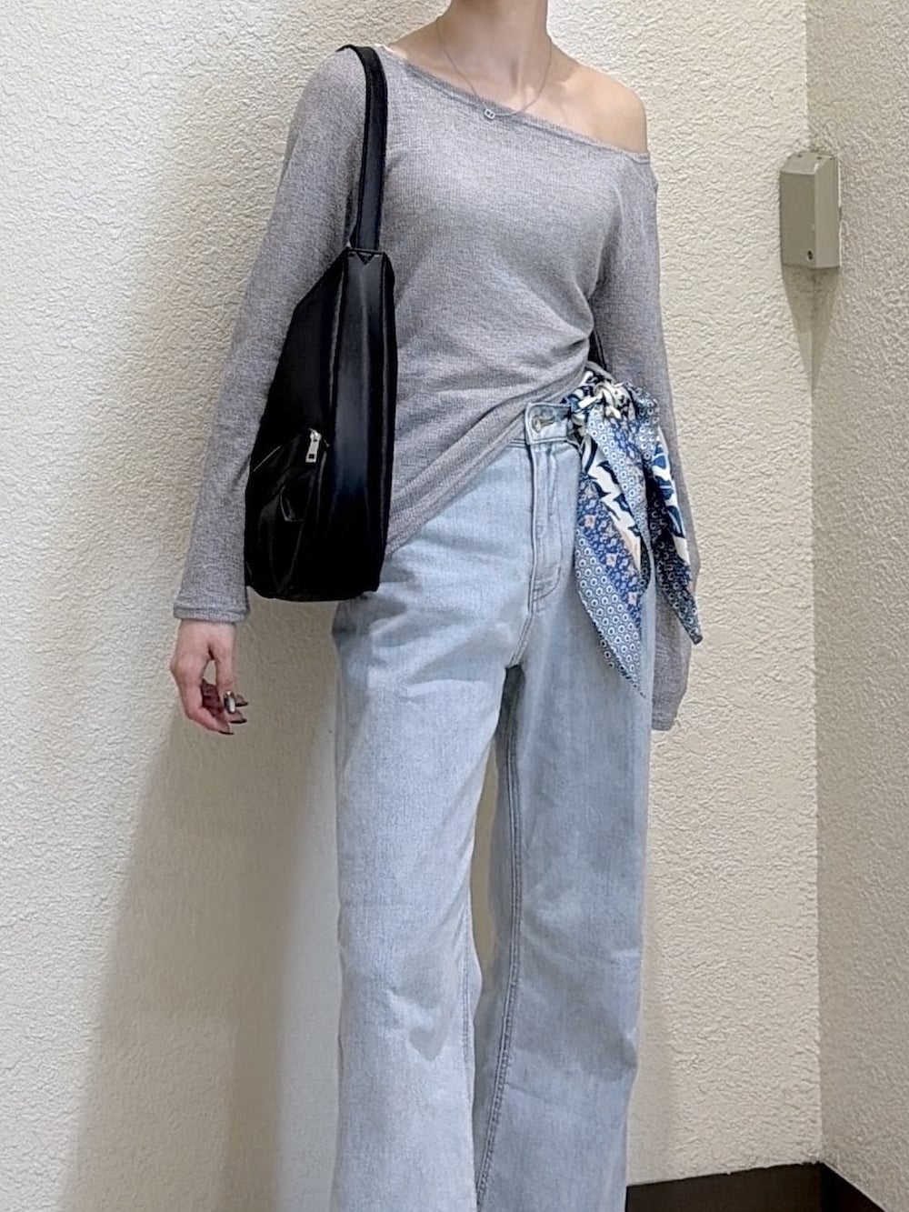 グレー系のTシャツ/カットソー、ブルー系のデニムパンツ、ブラック系のトートバッグを着用したレディースの春コーディネートの5枚目の写真