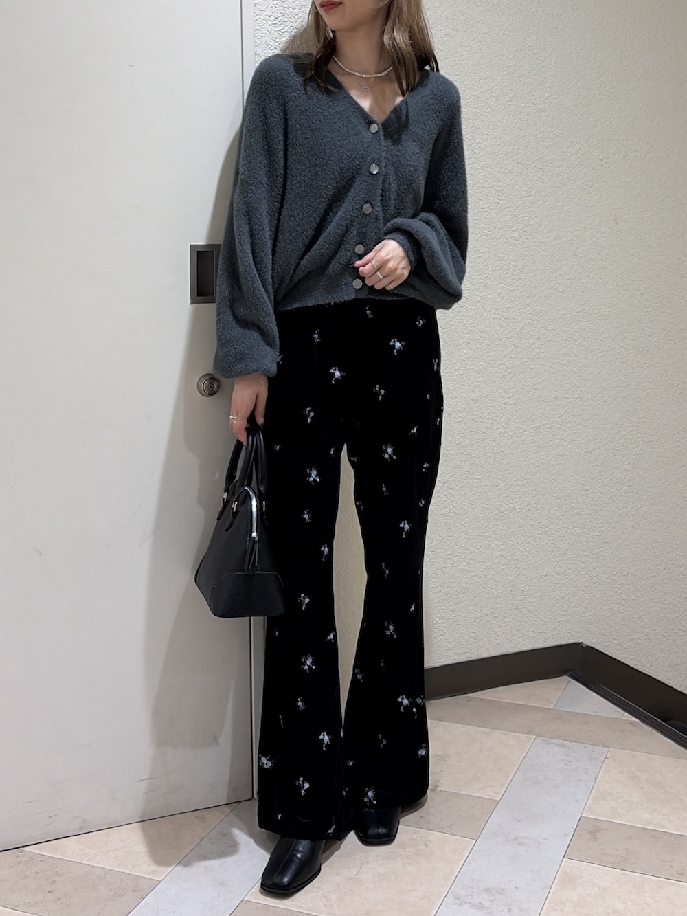 グレー系のニット/セーター、ブラック系のその他パンツ、ブラック系のブーツを着用したレディースの秋コーディネートの4枚目の写真