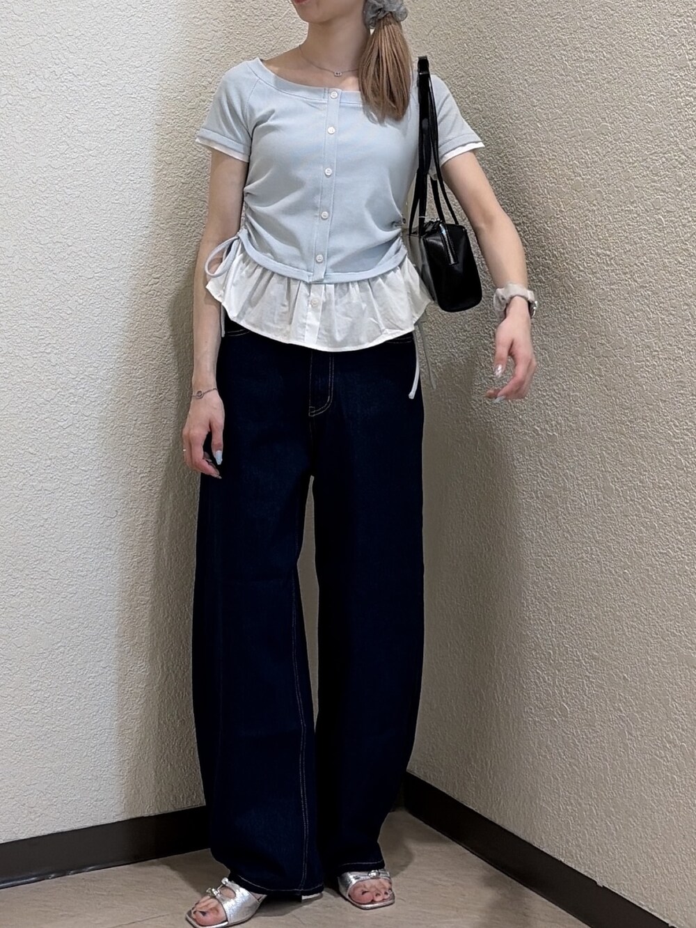 ブルー系のTシャツ/カットソー、ブルー系のデニムパンツ、シルバー系のサンダルを着用したレディースの夏コーディネートの4枚目の写真
