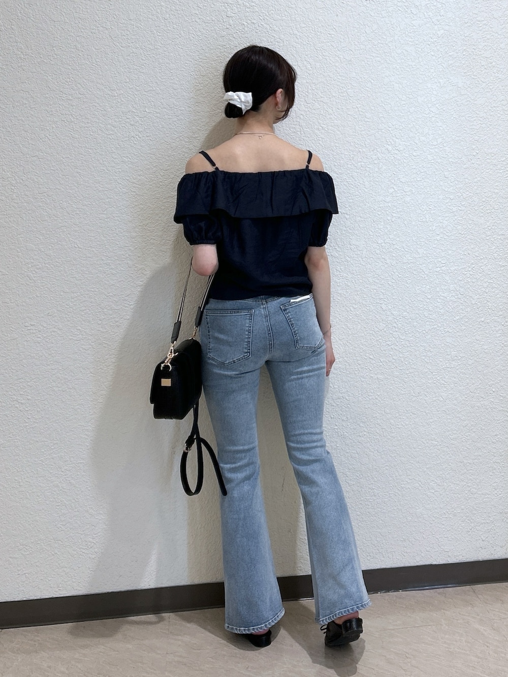 「夏コーデ、サンダル、ショルダーバッグ、お出かけコーデ、休日スタイル、デニム、大人コーデ、シンプルスタイル、大人女子、キレイめ、デニムコーデ、おでかけ服、高身長女子、骨格ナチュラル、ブルベ夏」｜「FREE'S MARTの〈ＭＦＭ〉リボンストラップオフショルブラウス（シャツ/ブラウス、ブルー系）」を使った、こころさん（レディース・163cm）の夏コーディネートの2枚目の写真