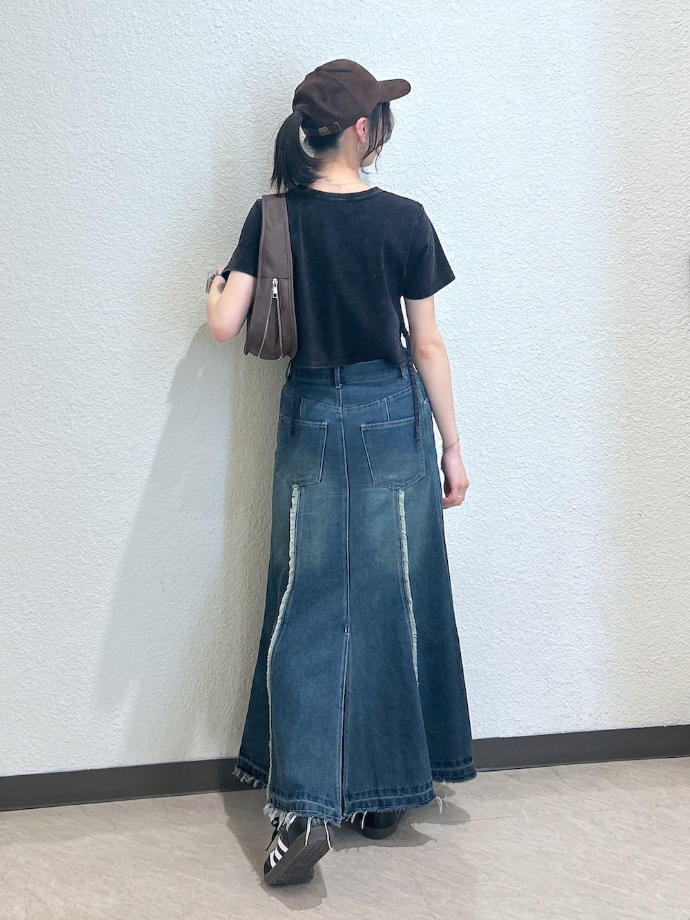 「モノトーン、黒Tシャツ、やっぱり帽子が好き、デニム、お出かけコーデ、マーメイドスカート、デートコーデ、ロングスカート、きれいめカジュアル、オトナカジュアル、大人カジュアルコーデ、オトナカワイイ、着回しコーデ、骨格ナチュラル、ブルベ夏」｜「FREE'S MARTのヴィンテージ加工サイドベルトT（Tシャツ/カットソー、ブラック系）」を使った、こころさん（レディース・163cm）の春コーディネートの2枚目の写真
