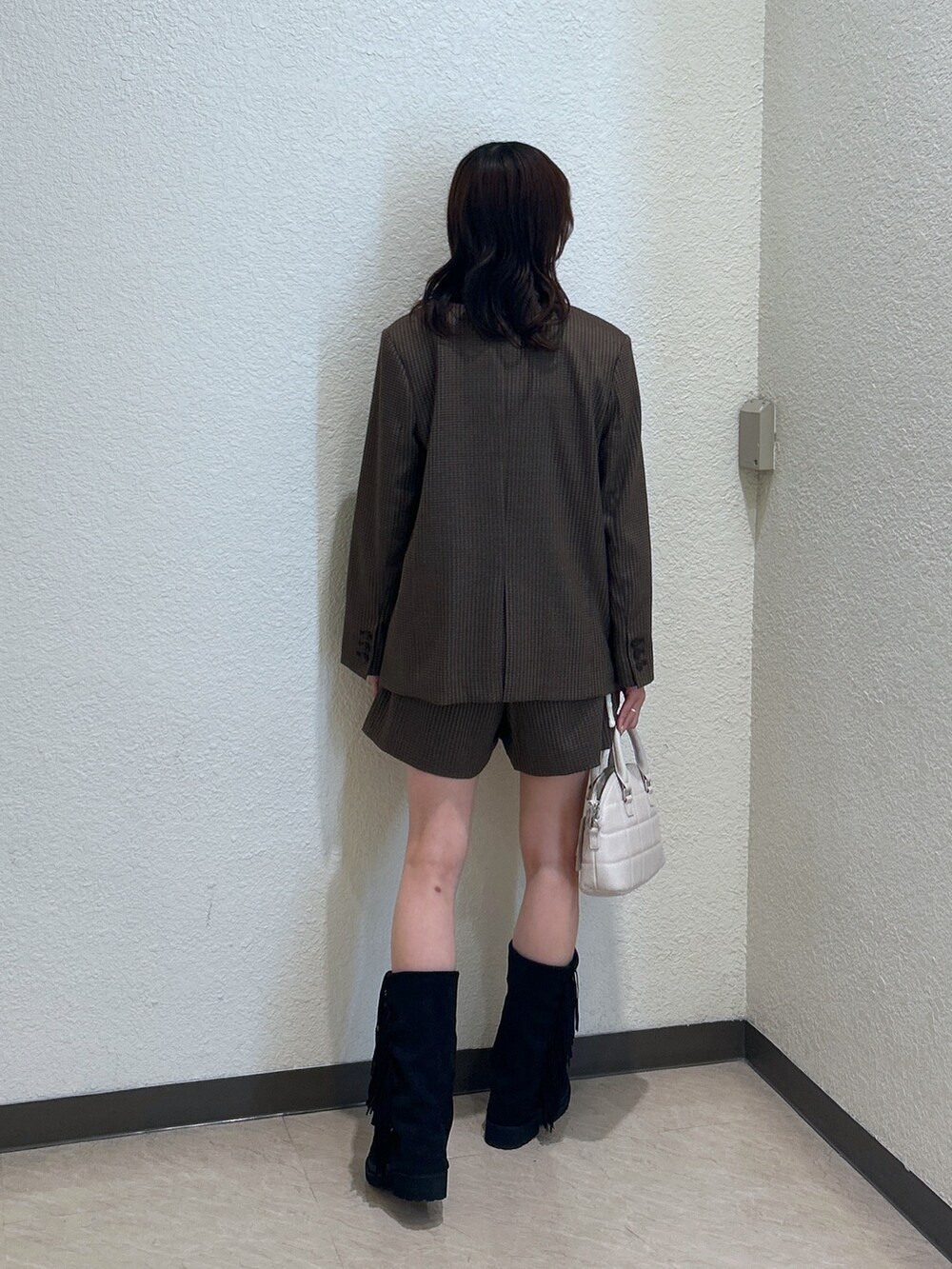 ホワイト系のTシャツ/カットソー、ホワイト系のトートバッグ、ブラウン系のその他パンツを着用したレディースの秋コーディネートの3枚目の写真