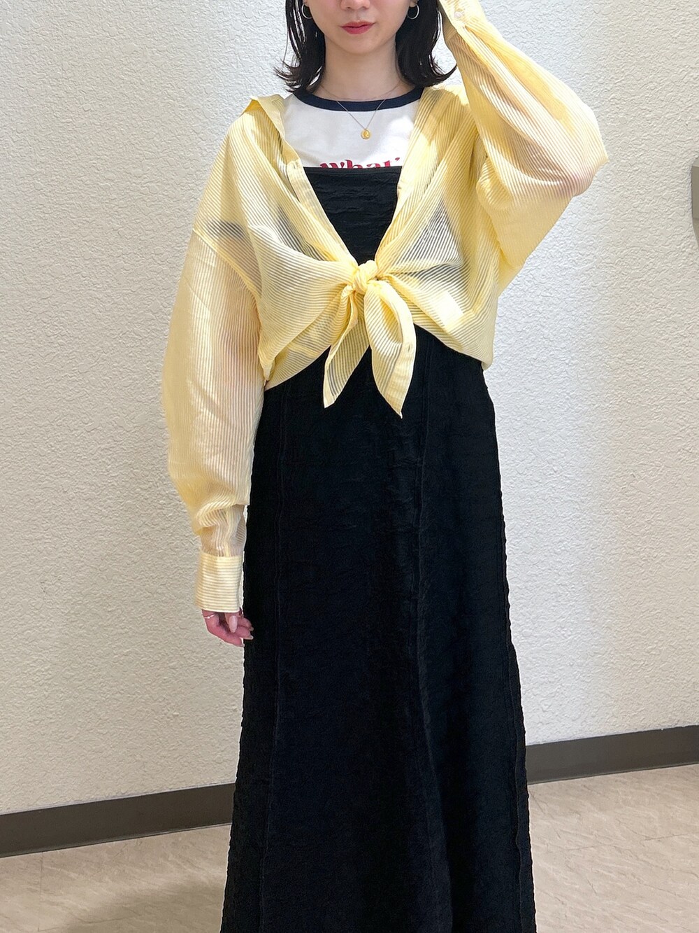 「大人カジュアル、ストライプシャツ、最近のいい感じコーデ、お出かけコーデ、シンプルスタイル、春ファッション、夏ファッション、骨格ナチュラル、ブルベ夏、シャツ、シャツスタイル、キャミワンピ、ロゴT、Tシャツ、シアー」｜「FREE'S MARTの[低身長サイズ/Sシリーズ]パネルフレアキャミワンピース（ワンピース、ブラック系）」を使った、こころさん（レディース・163cm）の春コーディネートの3枚目の写真