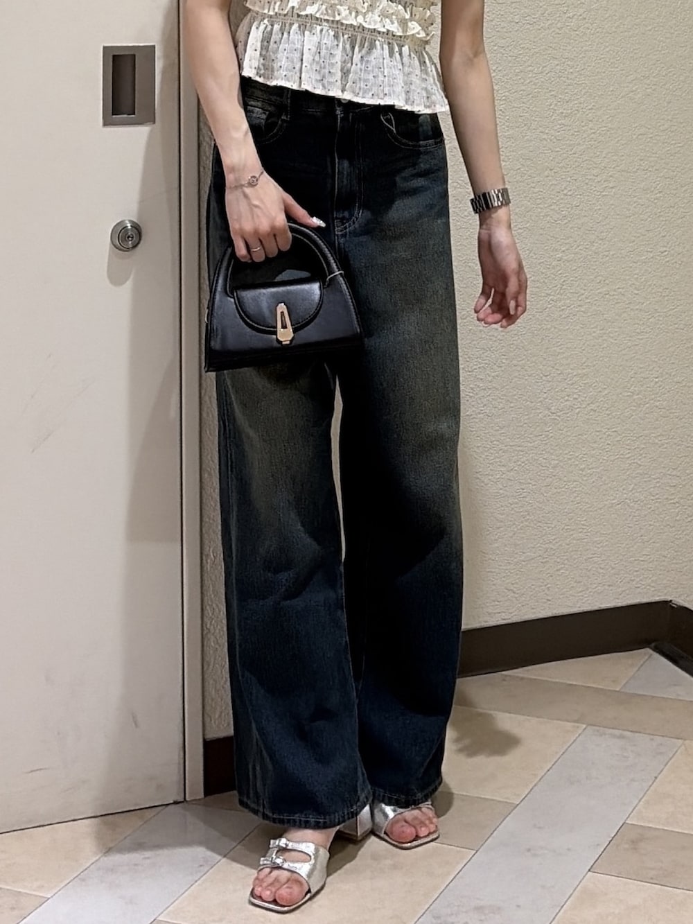 ホワイト系のシャツ/ブラウス、ブルー系のデニムパンツ、ブラック系のショルダーバッグを着用したレディースの夏コーディネートの6枚目の写真