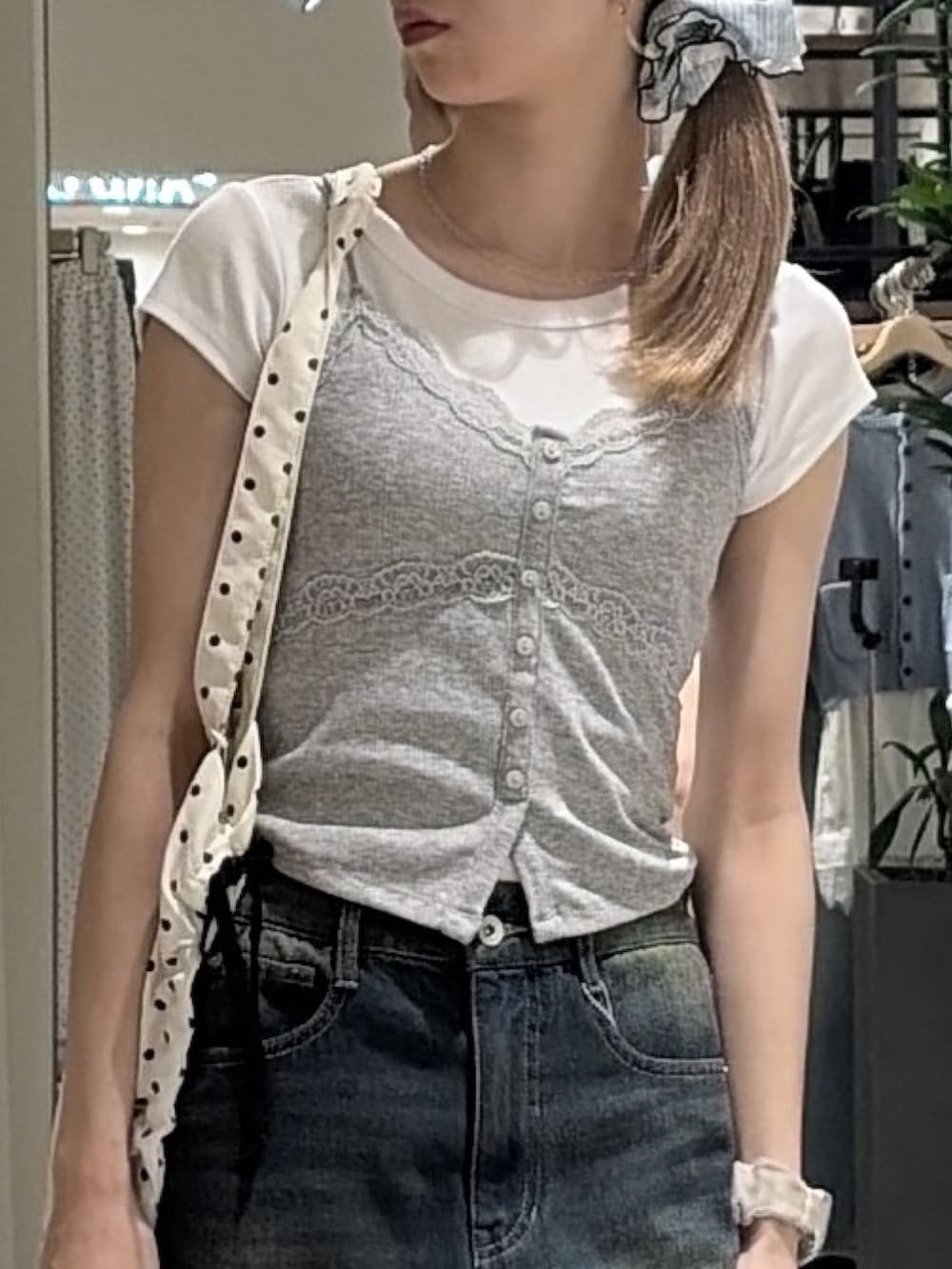 グレー系のTシャツ/カットソー、ホワイト系のTシャツ/カットソー、レッド系のトートバッグを着用したレディースの夏コーディネートの5枚目の写真