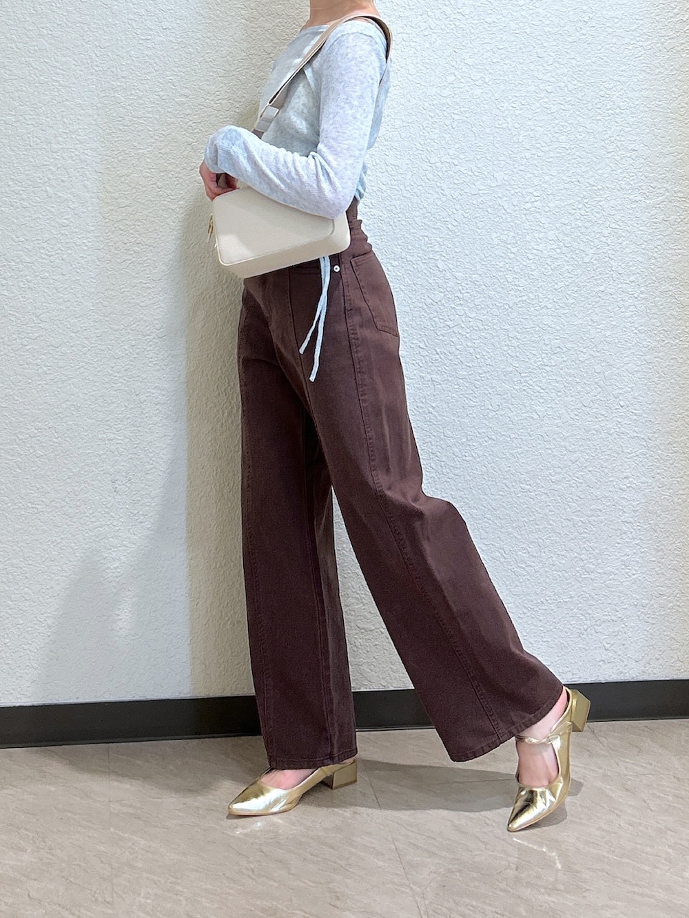 「ショルダーバッグ、ワイドパンツ、デニム、シアートップス、お出かけコーデ、デートコーデ、レイヤードスタイル、オトナカジュアル、大人カジュアルコーデ、ラフコーデ、オトナカワイイ、夏、デニムコーデ、骨格ナチュラル、ブルベ夏」｜「FREE'S MARTの◇メランジドロストシャーリングカットソー（Tシャツ/カットソー、ブルー系）」を使った、こころさん（レディース・163cm）の春コーディネートの4枚目の写真