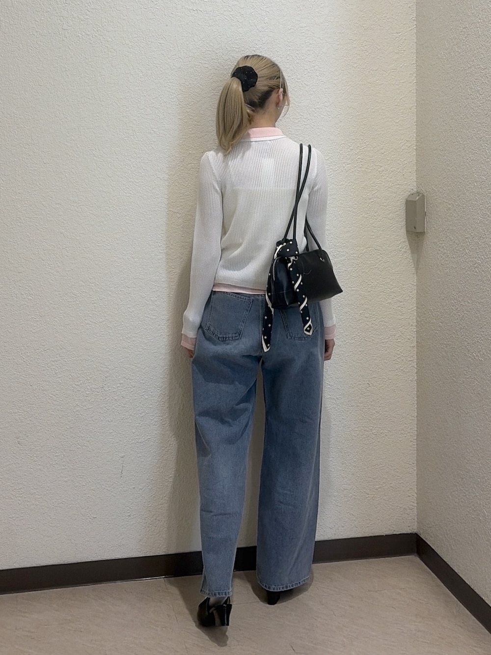 ホワイト系のニット/セーター、ブルー系のその他パンツ、ブラック系のパンプスを着用したレディースの冬コーディネートの3枚目の写真