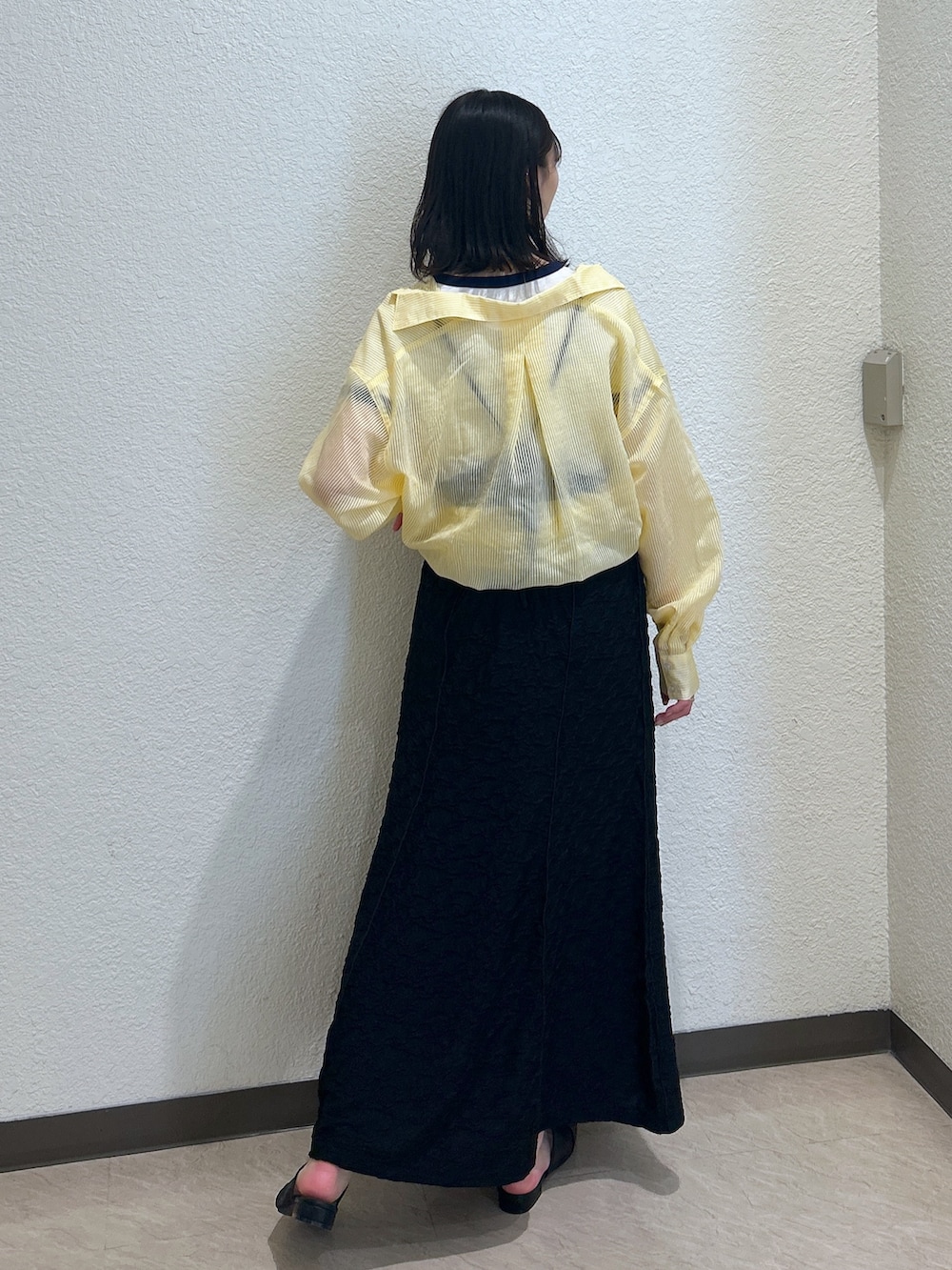 「大人カジュアル、ストライプシャツ、最近のいい感じコーデ、お出かけコーデ、シンプルスタイル、春ファッション、夏ファッション、骨格ナチュラル、ブルベ夏、シャツ、シャツスタイル、キャミワンピ、ロゴT、Tシャツ、シアー」｜「FREE'S MARTの[低身長サイズ/Sシリーズ]パネルフレアキャミワンピース（ワンピース、ブラック系）」を使った、こころさん（レディース・163cm）の春コーディネートの2枚目の写真