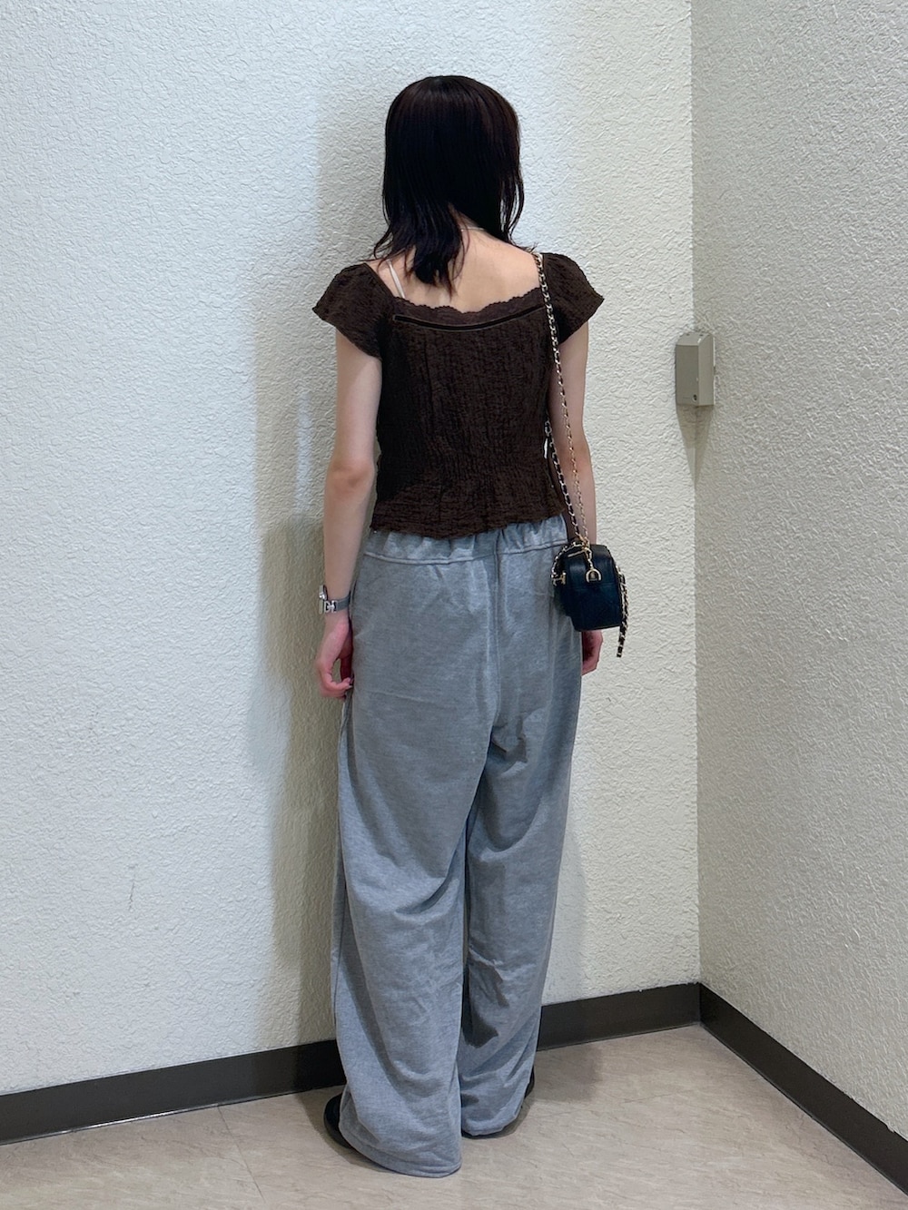 ブラウン系のTシャツ/カットソー、ブラック系のショルダーバッグを着用したレディースの夏コーディネートの3枚目の写真