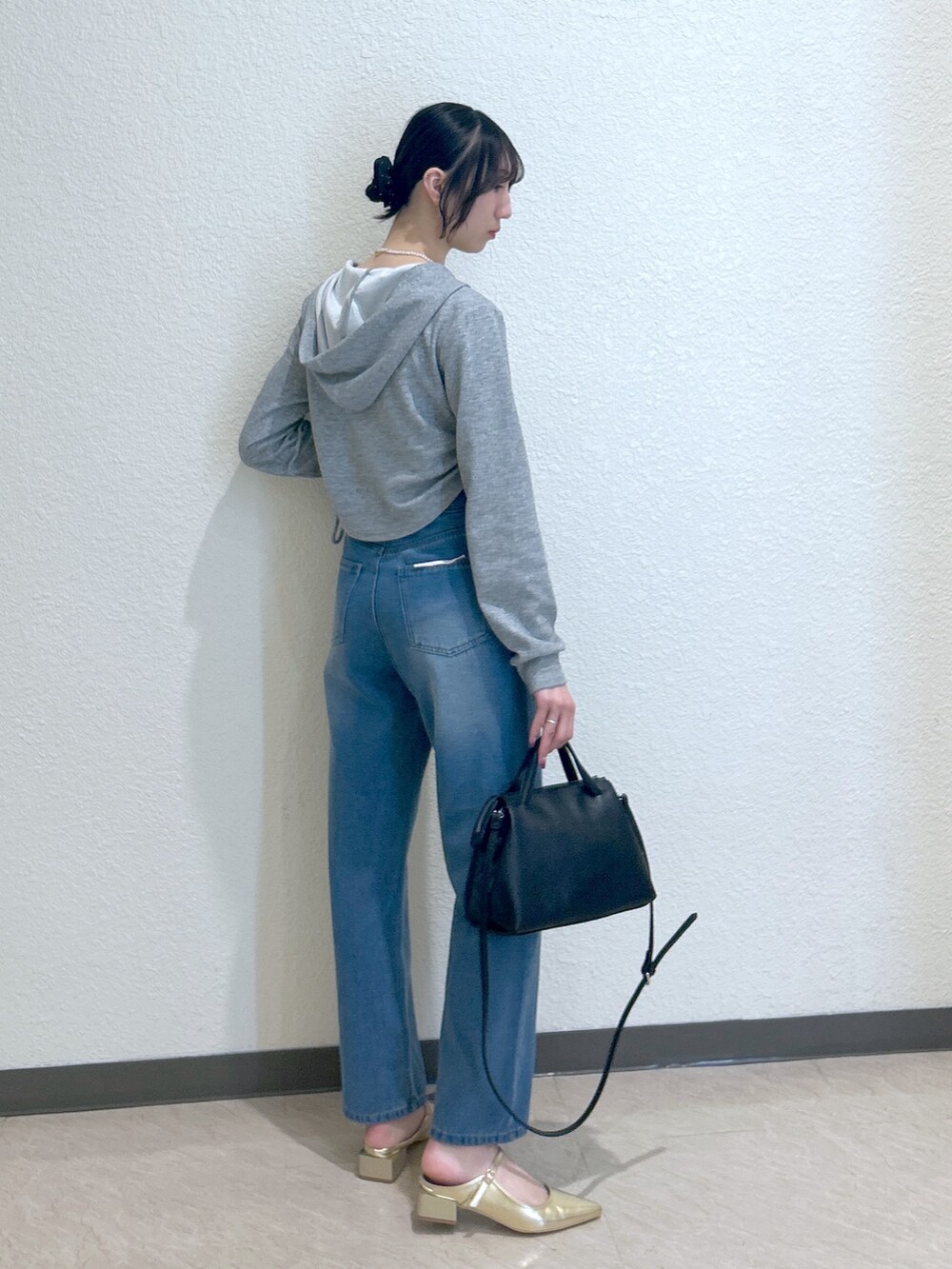 「ショルダーバッグ、シンプルコーデ、大人女子、楽チンコーデ、春服コーデ、オトナカジュアル、ゆるコーデ、高身長女子、デニムコーデ、骨格ナチュラル、ブルベ夏、パーカー、ストレートデニム、シンプルスタイル、フリーズマート(FREE'S MART)」｜「FREE'S MARTの[低身長サイズ・Lサイズあり］【6色展開】ストレートデニムパンツ[Sシリーズ]（デニムパンツ、ブルー系）」を使った、こころさん（骨格ナチュラル・レディース・163cm）の春コーディネートの2枚目の写真