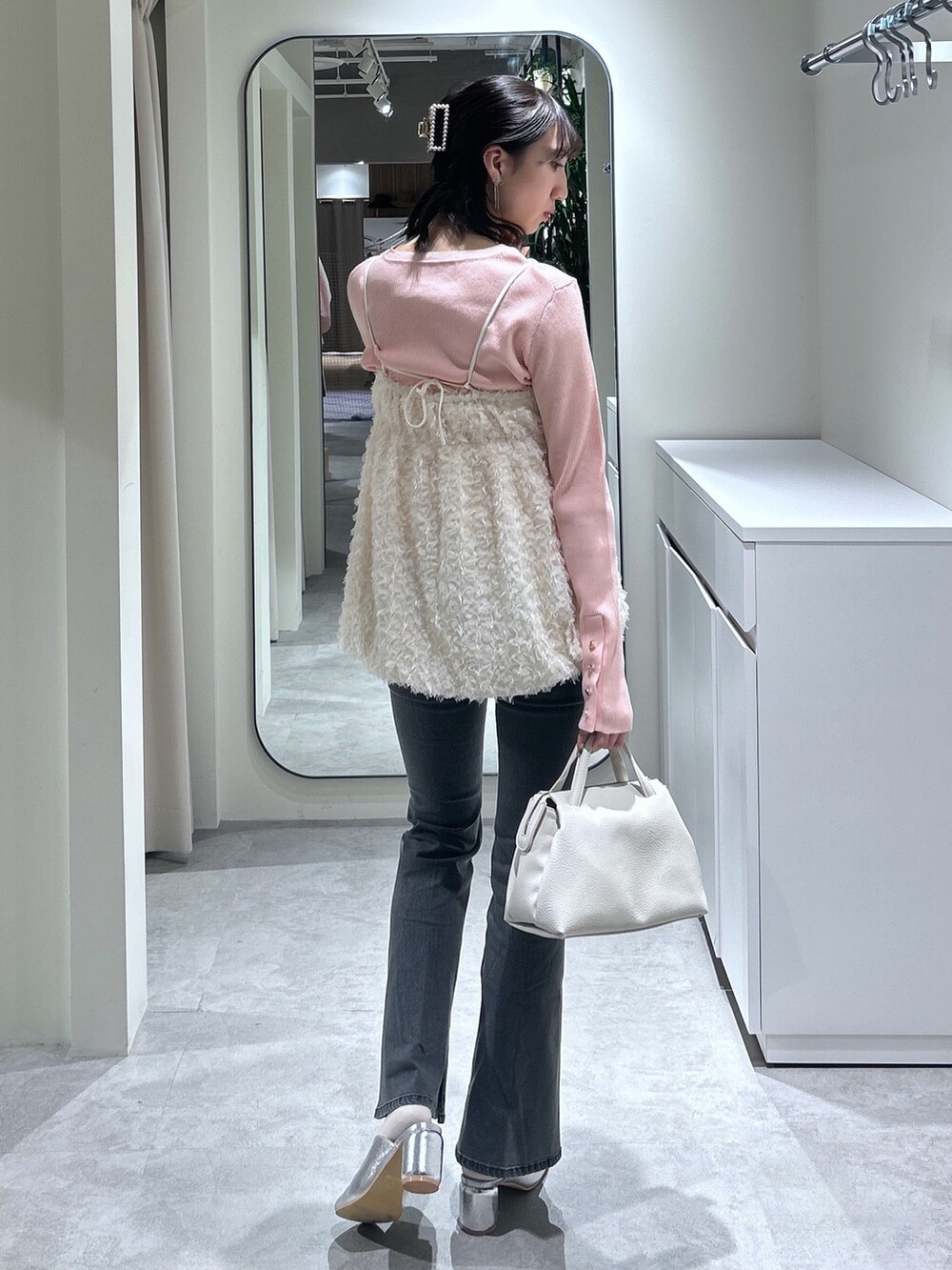 「最近のいい感じコーデ、お出かけコーデ、春ファッション、大人かわいい、骨格ナチュラル、ブルベ夏、ビスチェ、ビスチェ×デニム、フレアパンツ、フレアデニム、シルバー、春コーデ、デートコーデ、春カラー、オトナカジュアル」｜「FREE'S MARTの◆［MFM］袖金ボタンハイツイストリブニット（ニット/セーター、ピンク系）」を使った、こころさん（レディース・163cm）の春コーディネートの2枚目の写真