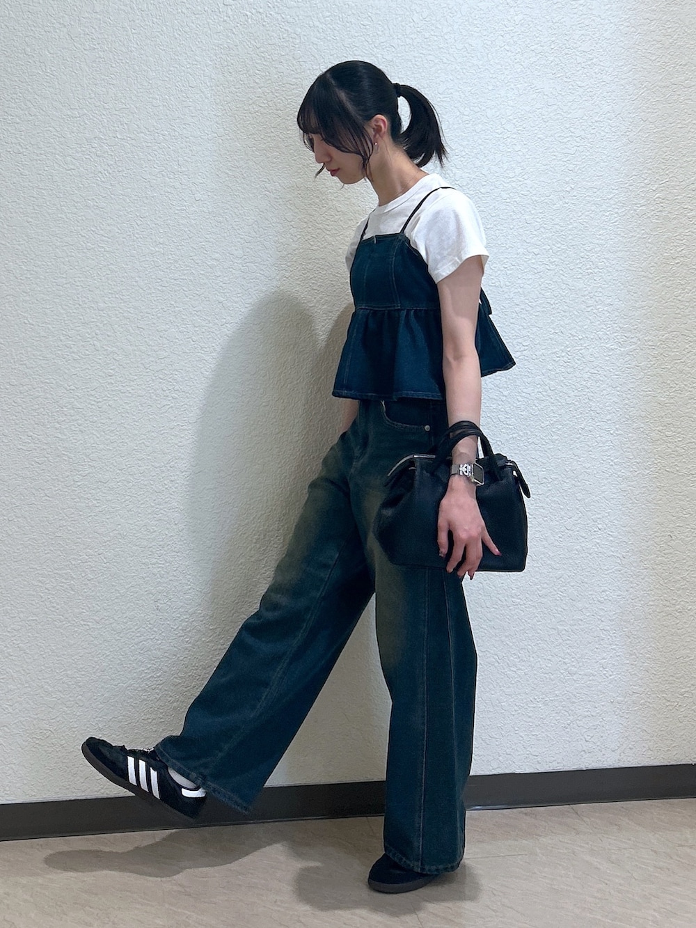 「ビスチェ、モノトーン、白Tシャツ、お出かけコーデ、デートコーデ、レイヤードスタイル、デニム、スニーカー、おでかけコーデ、シンプルスタイル、初夏コーデ、シンプルカジュアル、着回しコーデ、骨格ナチュラル、ブルベ夏」｜「FREE'S MARTの◆USAコットンクロップドTシャツ（Tシャツ/カットソー、ホワイト系）」を使った、こころさん（レディース・163cm）の春コーディネートの2枚目の写真