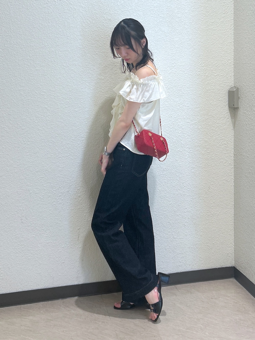 「デニム、ノースリーブ、夏ルックで気分アップ、テーマパークコーデ、シンプルコーデ、きれいめカジュアル、夏コーデ、ショルダーバッグ、サンダル、お出かけコーデ、シンプルスタイル、夏服コーデ、キレイめカジュアル、骨格ナチュラル、ブルベ夏」｜「FREE'S MARTのラッフル襟オフショルダーブラウス（シャツ/ブラウス、ホワイト系）」を使った、こころさん（レディース・163cm）の夏コーディネートの2枚目の写真