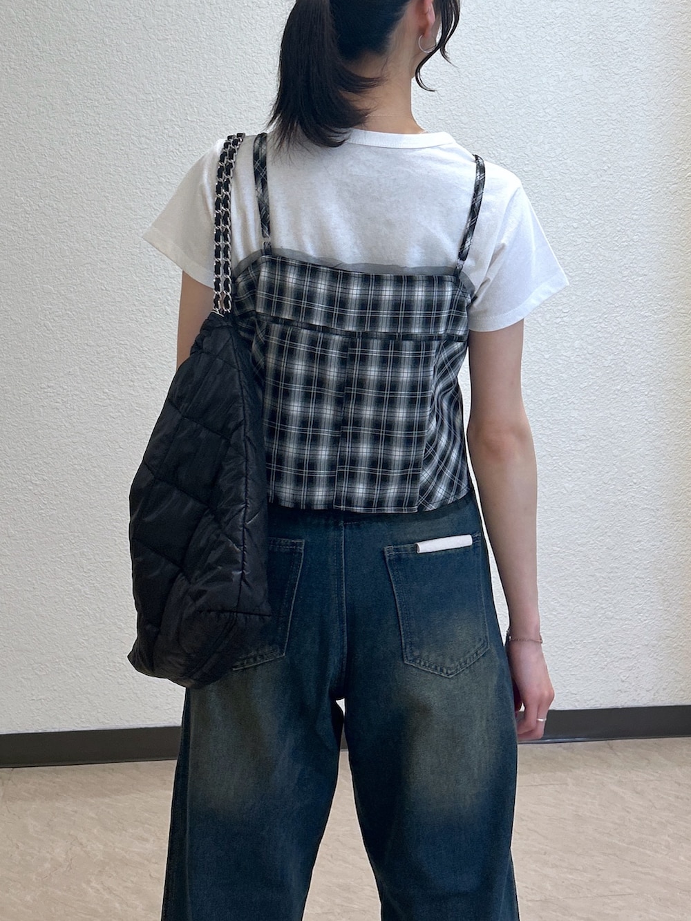 「モノトーン、白Tシャツ、お出かけコーデ、ビスチェ、トートバッグ、デートコーデ、レイヤードスタイル、デニム、スニーカー、おでかけコーデ、シンプルスタイル、大人かわいい、初夏コーデ、骨格ナチュラル、ブルベ夏」｜「FREE'S MARTの[低身長サイズ・Lサイズあり］サイドパネルヴィンテージライクワイドデニム[Sシリーズ]（デニムパンツ、ブルー系）」を使った、こころさん（レディース・163cm）の春コーディネートの6枚目の写真