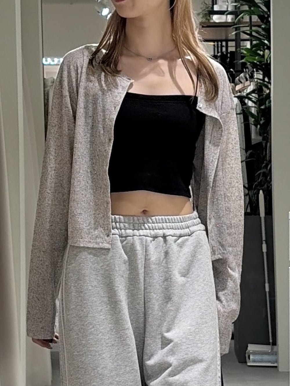グレー系のTシャツ/カットソー、グレー系のスウェットパンツ、ブラック系のショルダーバッグを着用したレディースの秋コーディネートの5枚目の写真