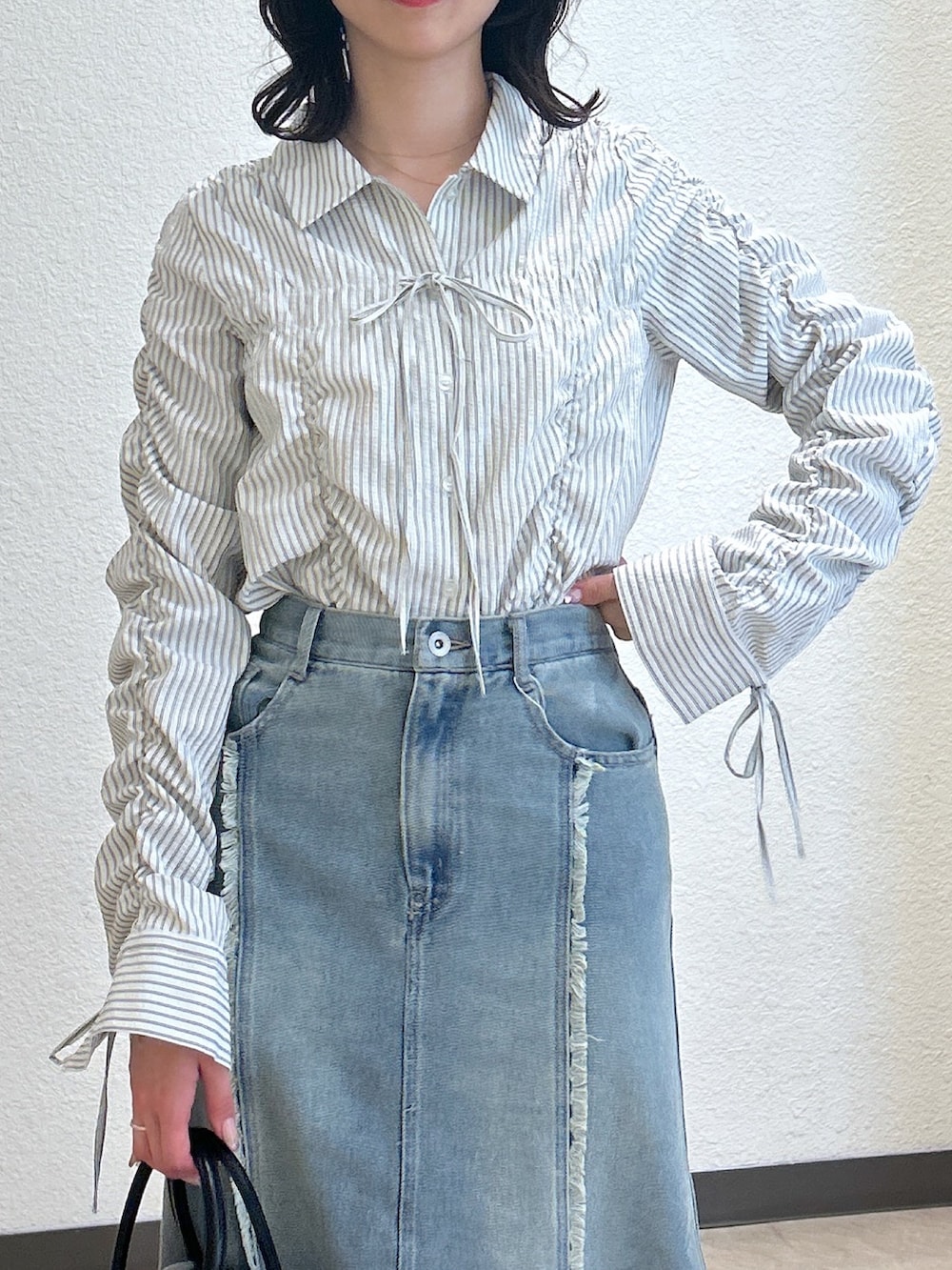 「大人カジュアル、ストライプシャツ、最近のいい感じコーデ、お出かけコーデ、春ファッション、大人かわいい、大人コーデ、高身長コーデ、スカートコーデ、女子会コーデ、デニムスカート、シャツスタイル、骨格ナチュラル、ブルベ夏、デザイントップス」｜「FREE'S MARTの◆シャーリングストライプシャツ（シャツ/ブラウス、ホワイト系）」を使った、こころさん（骨格ナチュラル・レディース・163cm）の春コーディネートの4枚目の写真