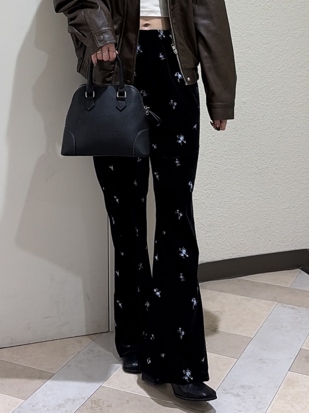 ブラウン系のブルゾン、ブラック系のその他パンツ、ブラック系のショルダーバッグを着用したレディースの秋コーディネートの6枚目の写真