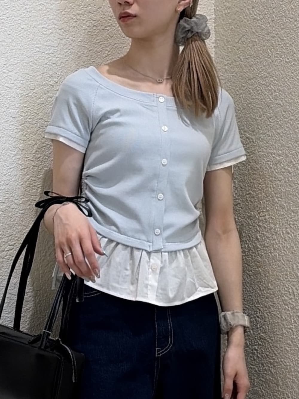 ブルー系のTシャツ/カットソー、ブルー系のデニムパンツ、シルバー系のサンダルを着用したレディースの夏コーディネートの6枚目の写真