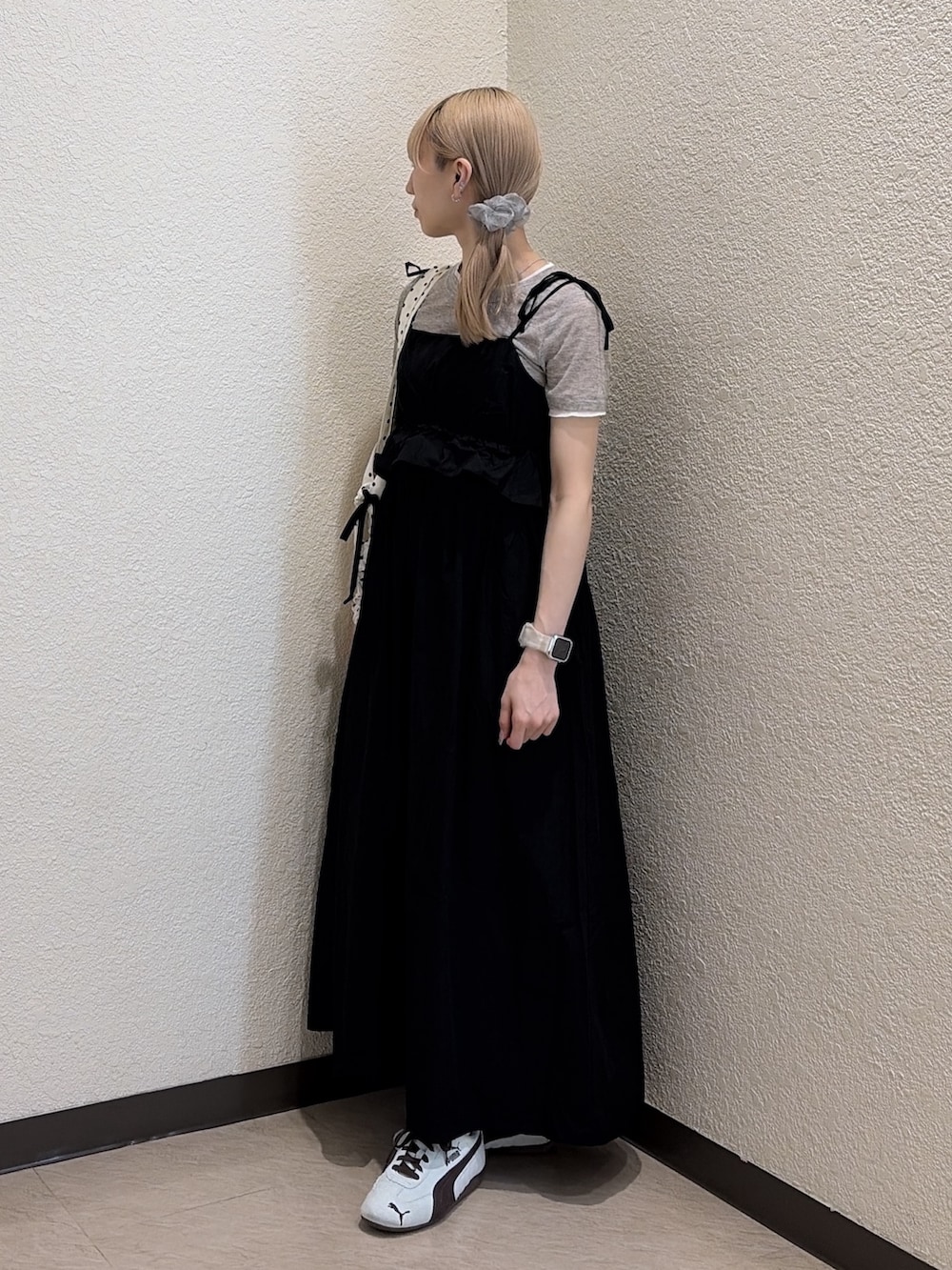 グレー系のTシャツ/カットソー、ブラック系のワンピース、レッド系のトートバッグを着用したレディースの夏コーディネートの2枚目の写真