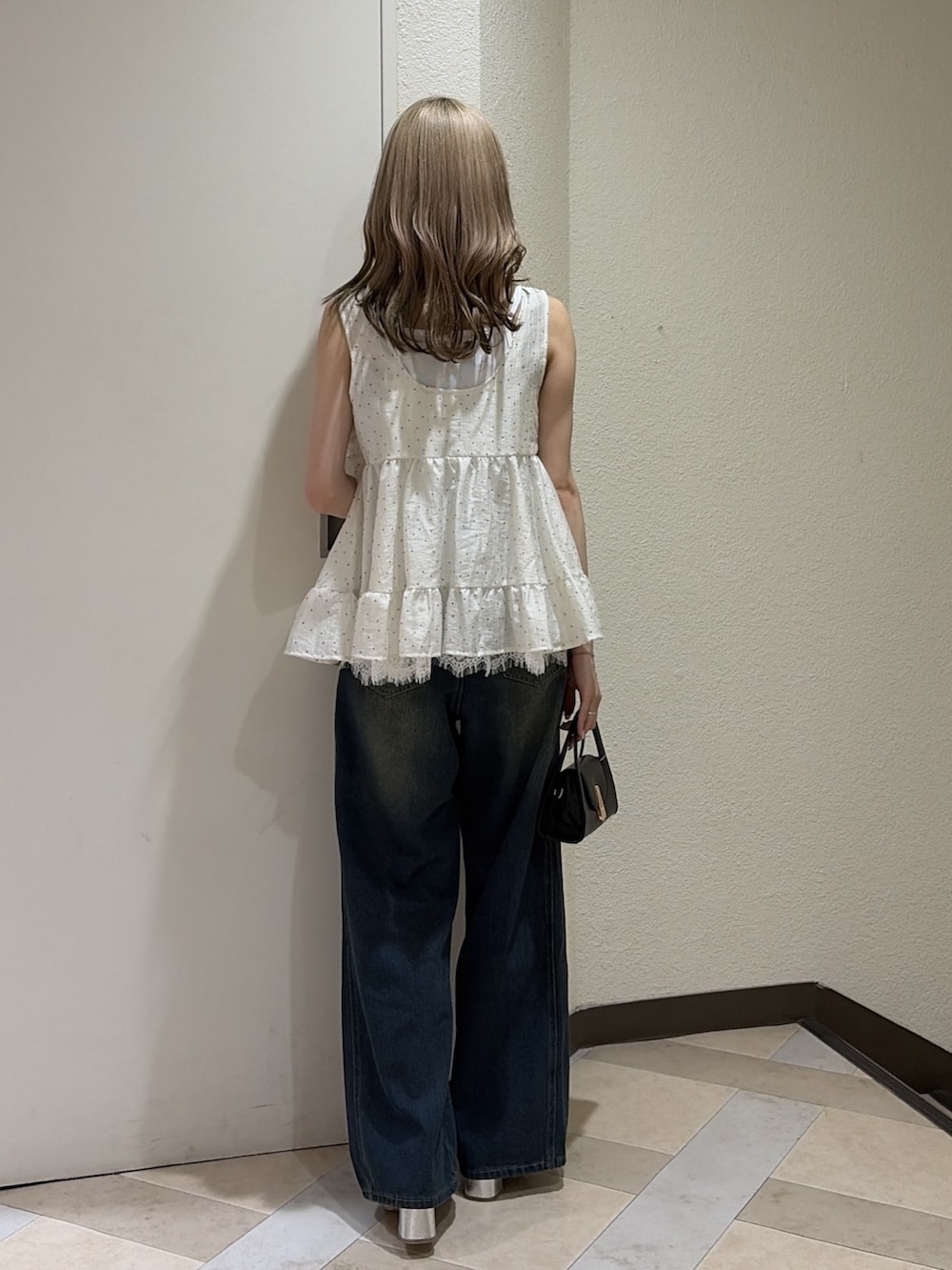 ホワイト系のシャツ/ブラウス、ブルー系のデニムパンツ、ブラック系のショルダーバッグを着用したレディースの夏コーディネートの4枚目の写真