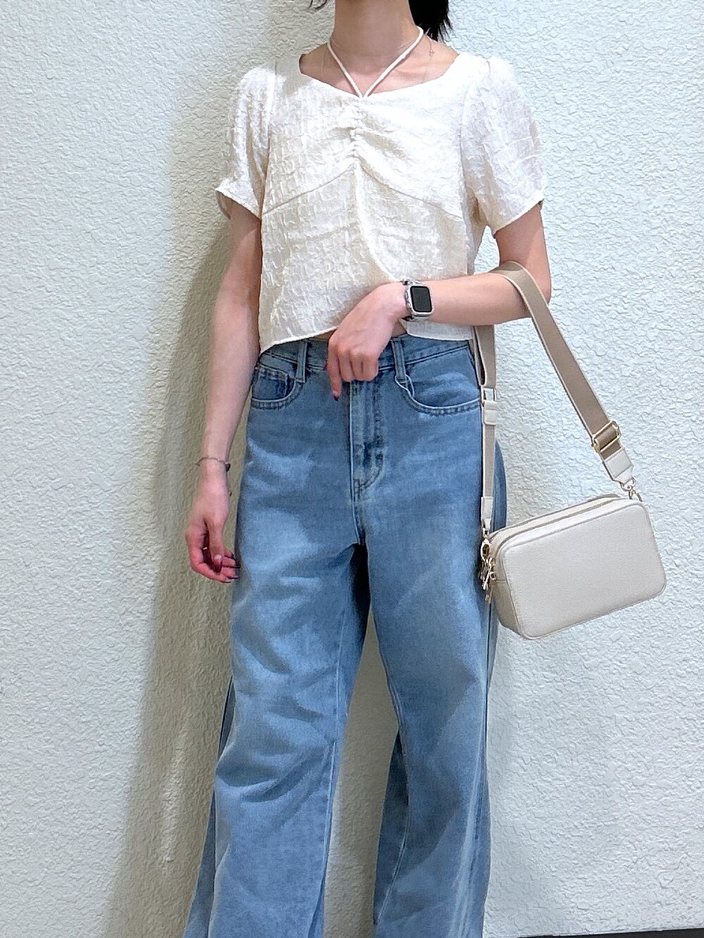「休日スタイル、オトナカジュアル、大人女子、おでかけコーデ、シンプルカジュアル、夏ファッション、初夏コーデ、今日のコーデ、キレイめコーデ、オトナ女子、大人かわいい、きれいめコーディネート、骨格ナチュラル、ブルベ夏、デニム」｜「FREE'S MARTのフロントギャザーネックリボン付き半袖ブラウス（シャツ/ブラウス、ホワイト系）」を使った、こころさん（骨格ナチュラル・レディース・163cm）の春コーディネートの5枚目の写真
