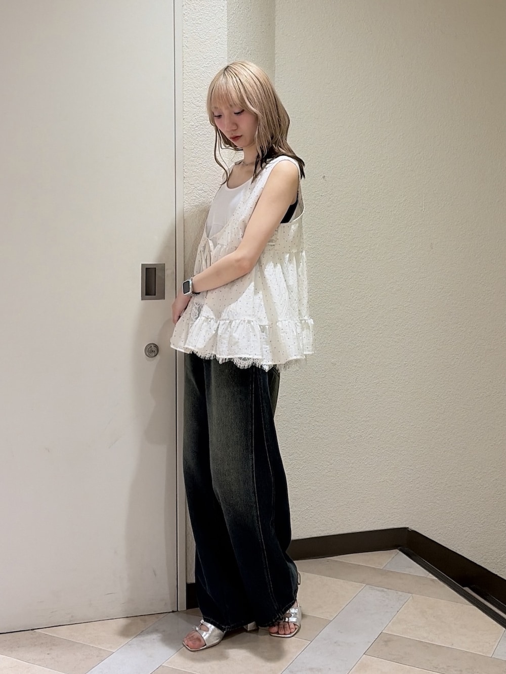 ホワイト系のシャツ/ブラウス、ブルー系のデニムパンツ、ブラック系のショルダーバッグを着用したレディースの夏コーディネートの2枚目の写真