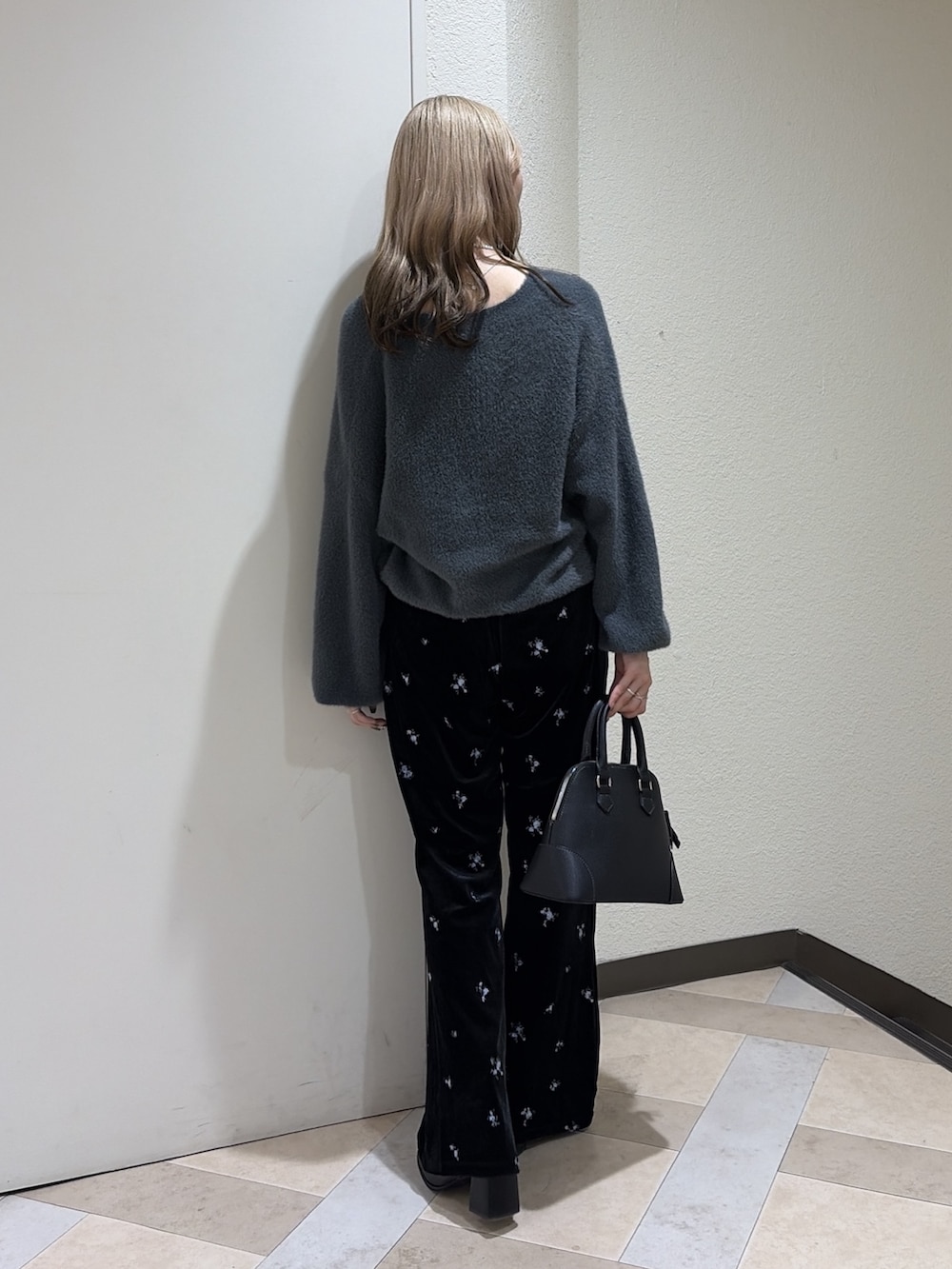 グレー系のニット/セーター、ブラック系のその他パンツ、ブラック系のブーツを着用したレディースの秋コーディネートの3枚目の写真