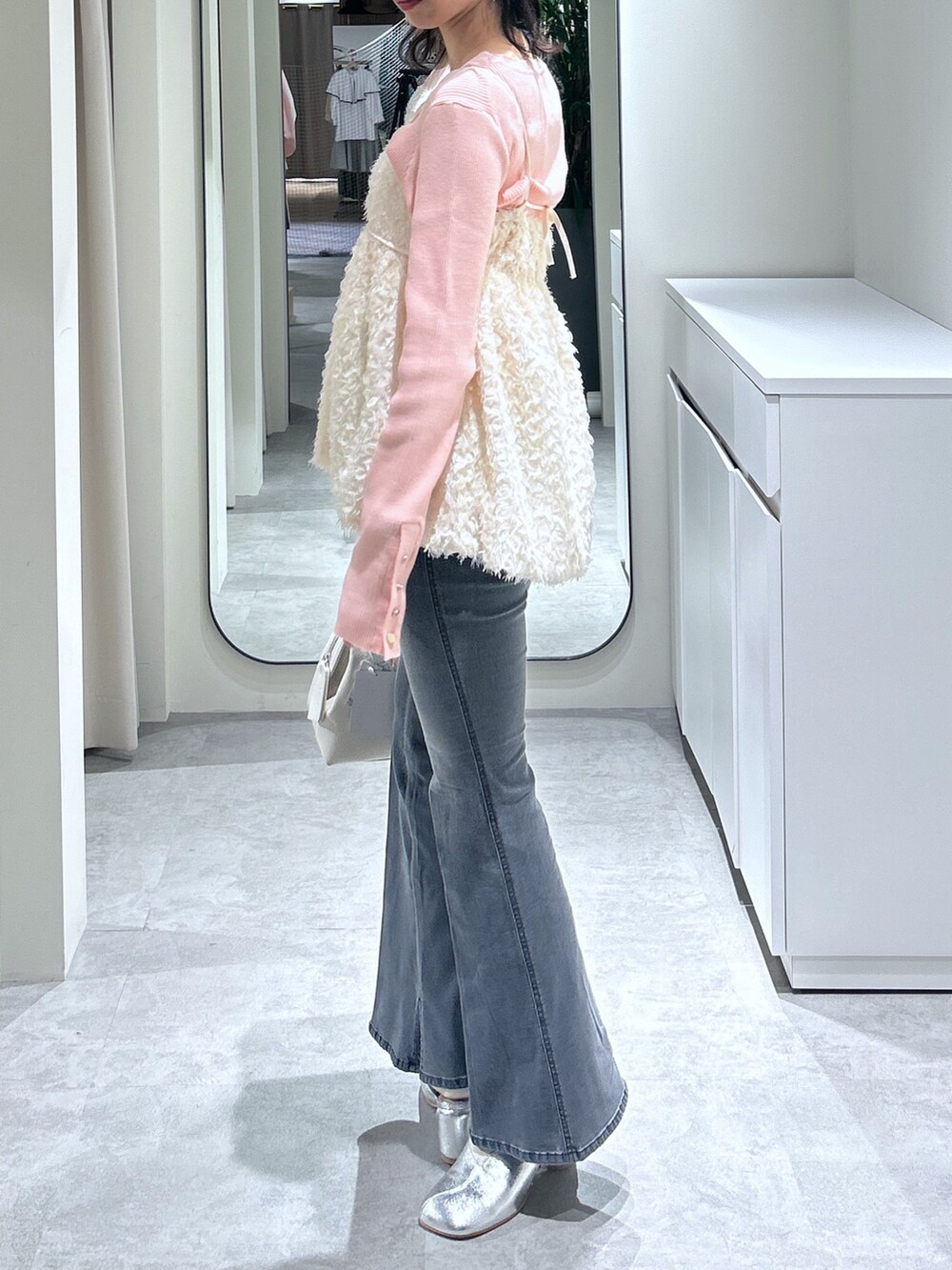 「最近のいい感じコーデ、お出かけコーデ、春ファッション、大人かわいい、骨格ナチュラル、ブルベ夏、ビスチェ、ビスチェ×デニム、フレアパンツ、フレアデニム、シルバー、春コーデ、デートコーデ、春カラー、オトナカジュアル」｜「FREE'S MARTの◆［MFM］袖金ボタンハイツイストリブニット（ニット/セーター、ピンク系）」を使った、こころさん（レディース・163cm）の春コーディネートの3枚目の写真
