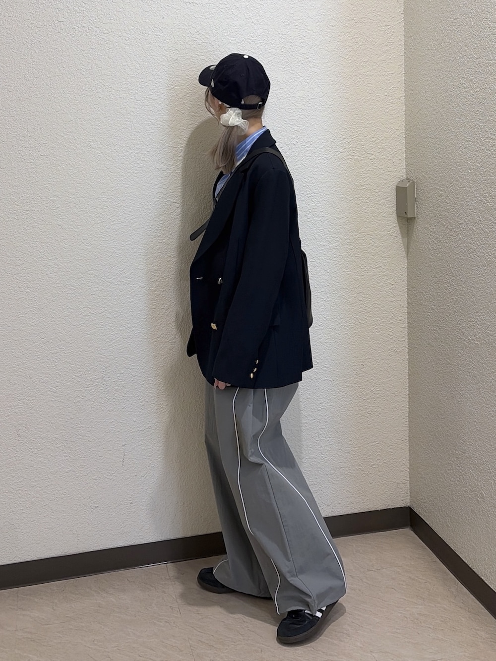 ブルー系のテーラードジャケット、グレー系のその他パンツ、ブルー系のシャツ/ブラウスを着用したレディースの冬コーディネートの3枚目の写真