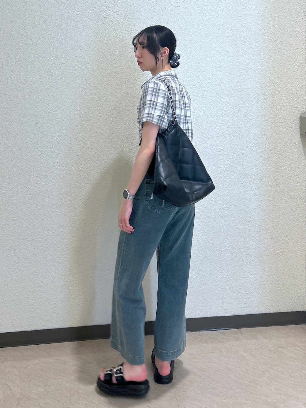 「柄シャツ、ワイドパンツ、サンダル、シャツスタイル、休日スタイル、今日のコーデ、パンツスタイル、夏、骨格ナチュラル、ブルベ夏、デニム、トートバッグ、ドロスト、チェックシャツ、フリーズマート(FREE'S MART)」｜「FREE'S MARTの◆ドロストチェックシャツ（シャツ/ブラウス、グレー系）」を使った、こころさん（レディース・163cm）の春コーディネートの2枚目の写真