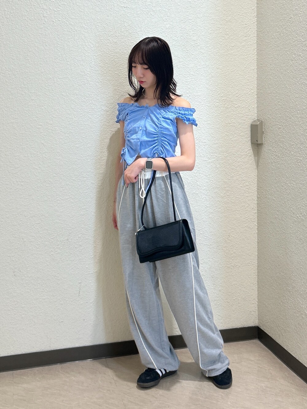 ブルー系のシャツ/ブラウス、ブラック系のショルダーバッグを着用したレディースの夏コーディネートの5枚目の写真