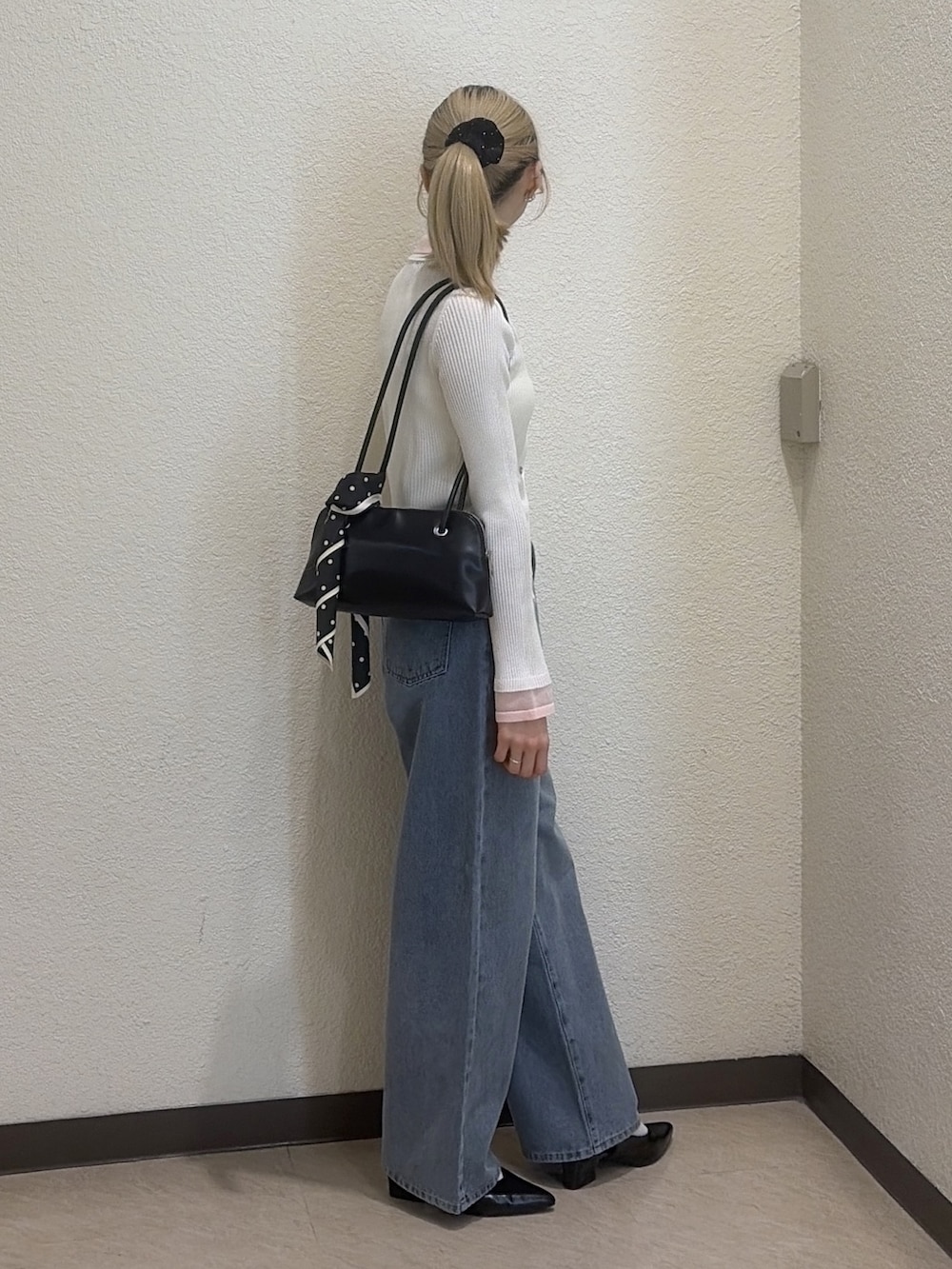 ホワイト系のニット/セーター、ブルー系のその他パンツ、ブラック系のパンプスを着用したレディースの冬コーディネートの2枚目の写真