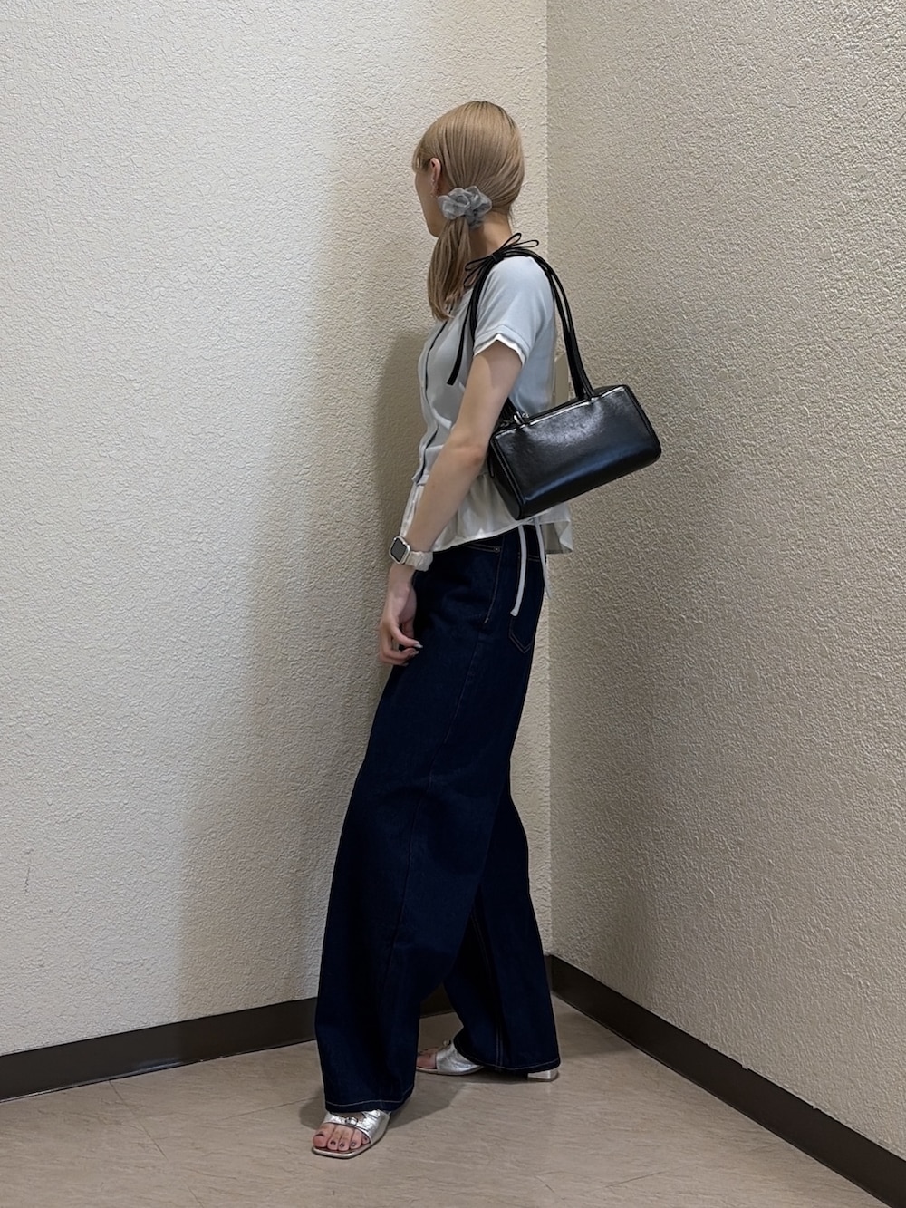 ブルー系のTシャツ/カットソー、ブルー系のデニムパンツ、シルバー系のサンダルを着用したレディースの夏コーディネートの2枚目の写真