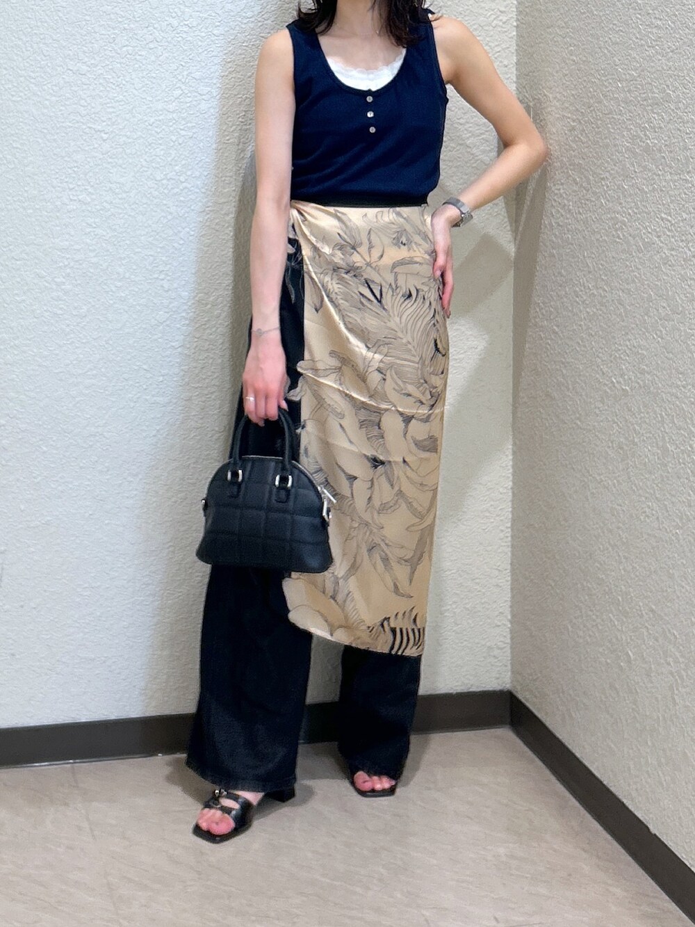 ブルー系のTシャツ/カットソー、ブラック系のデニムパンツ、ブラック系のサンダルを着用したレディースの夏コーディネートの4枚目の写真